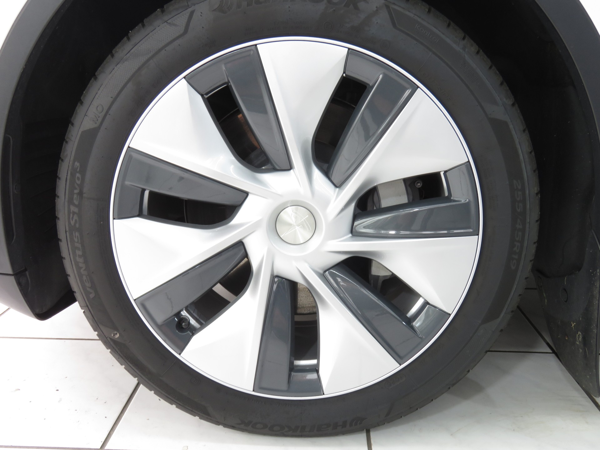 TESLA Model Y RWD-image-18
