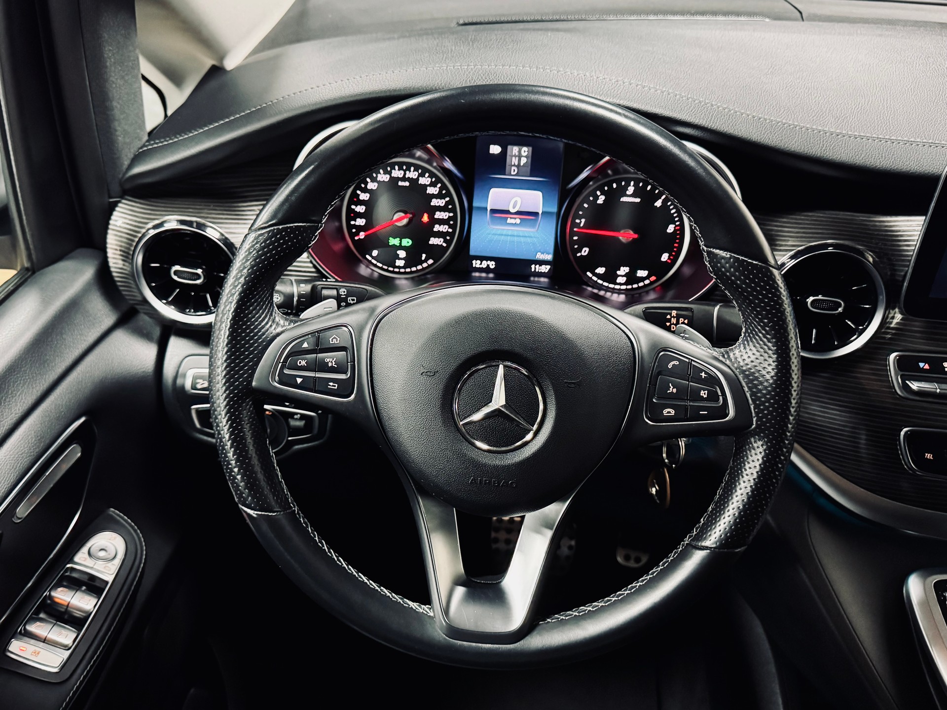 MERCEDES-BENZ V 300 d lang Avantgarde 4Matic 9G-Tronic-image-14