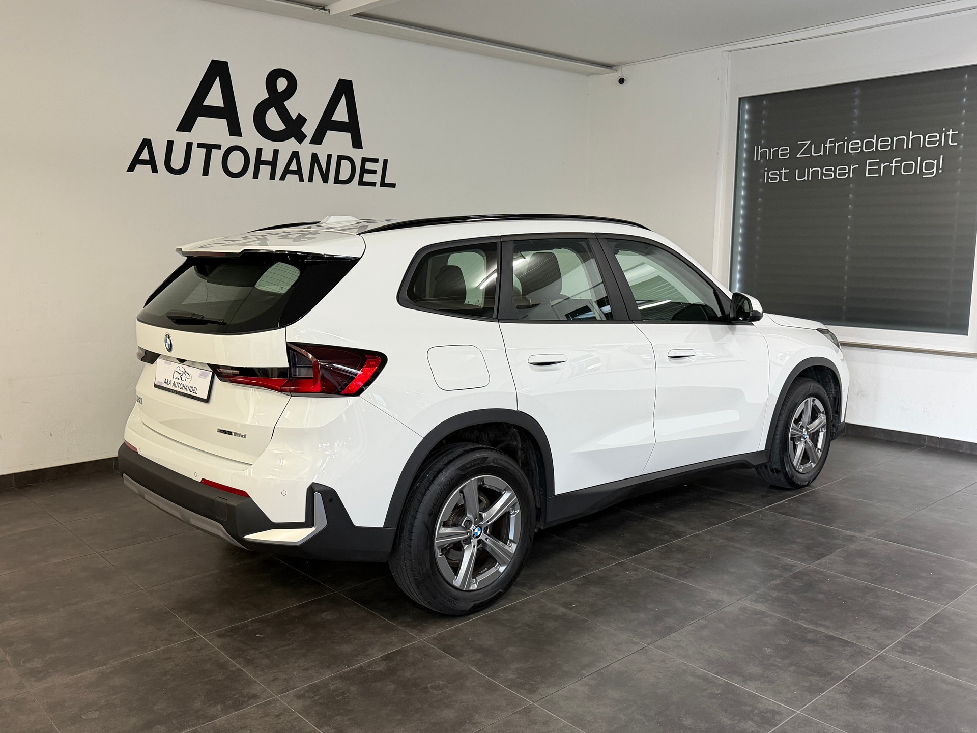 BMW X1 sDrive 18d-showroom-element-2