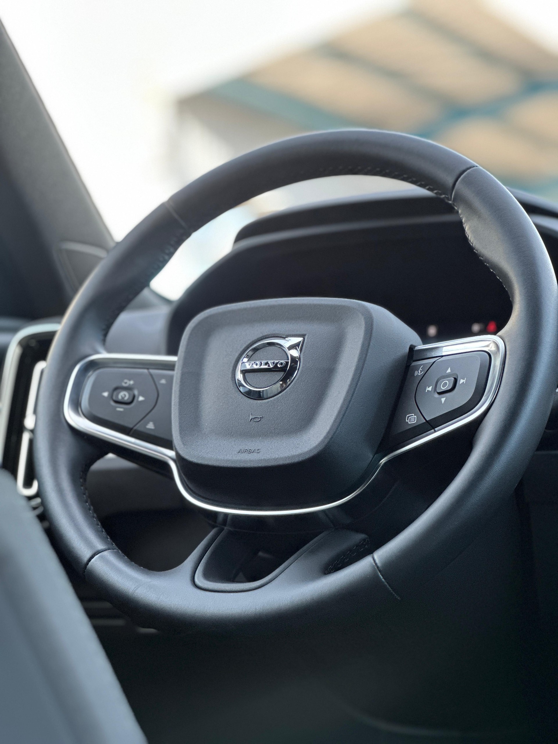 VOLVO XC40 2.0 B3 MH Plus Dark-image-9