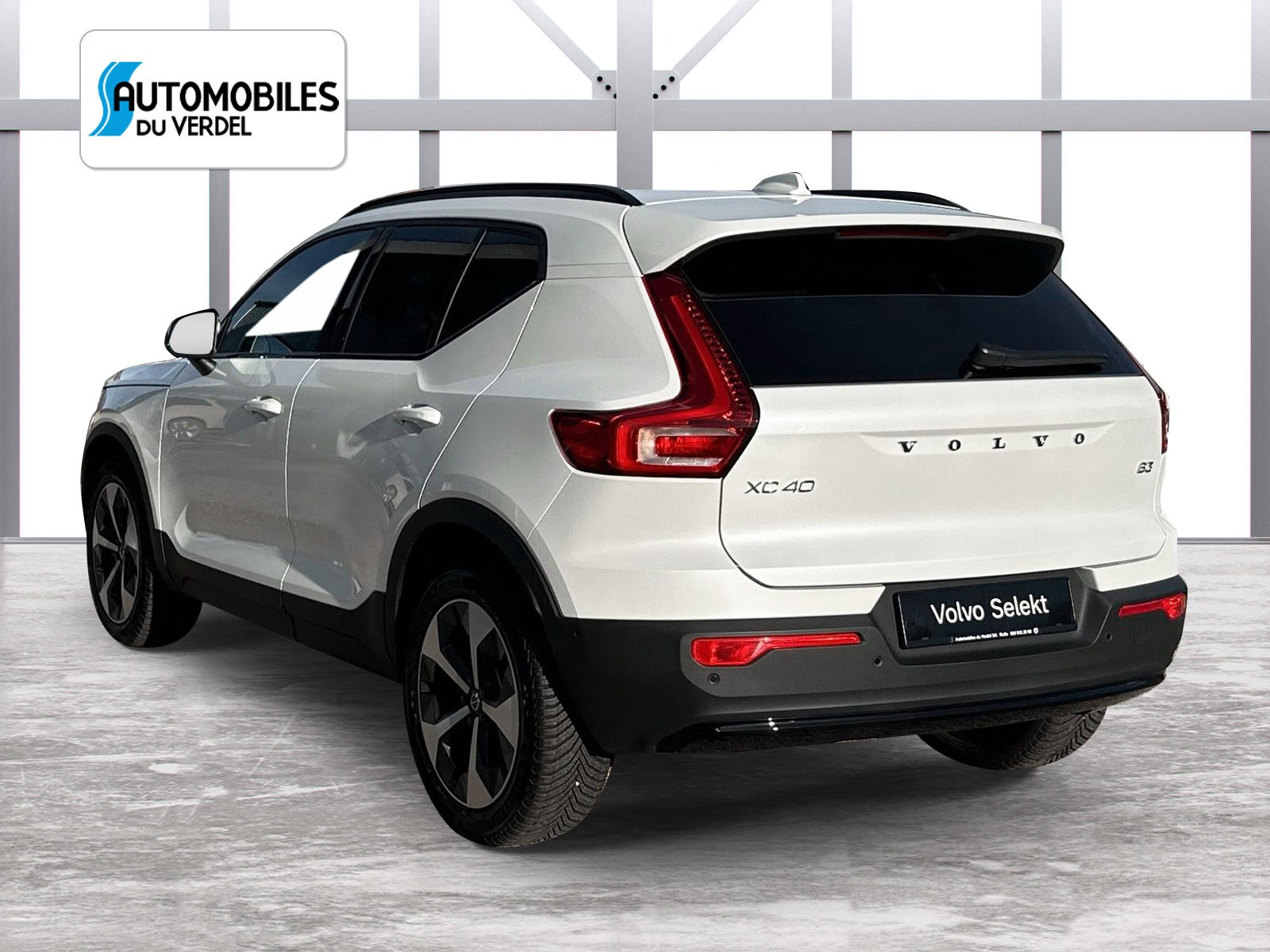 VOLVO XC40 2.0 B3 MH Plus Dark-showroom-element-2