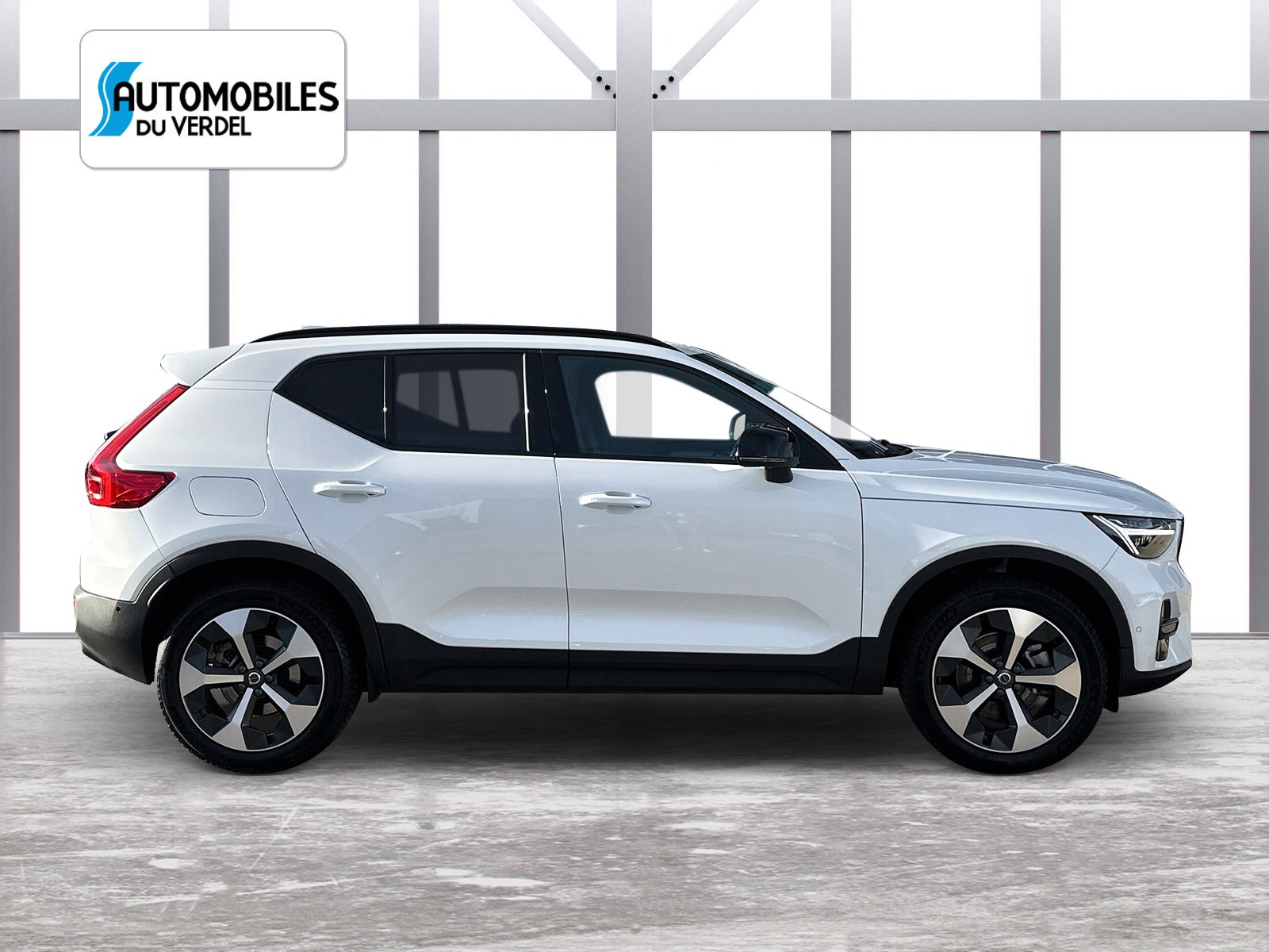 VOLVO XC40 2.0 B3 MH Plus Dark-image-5