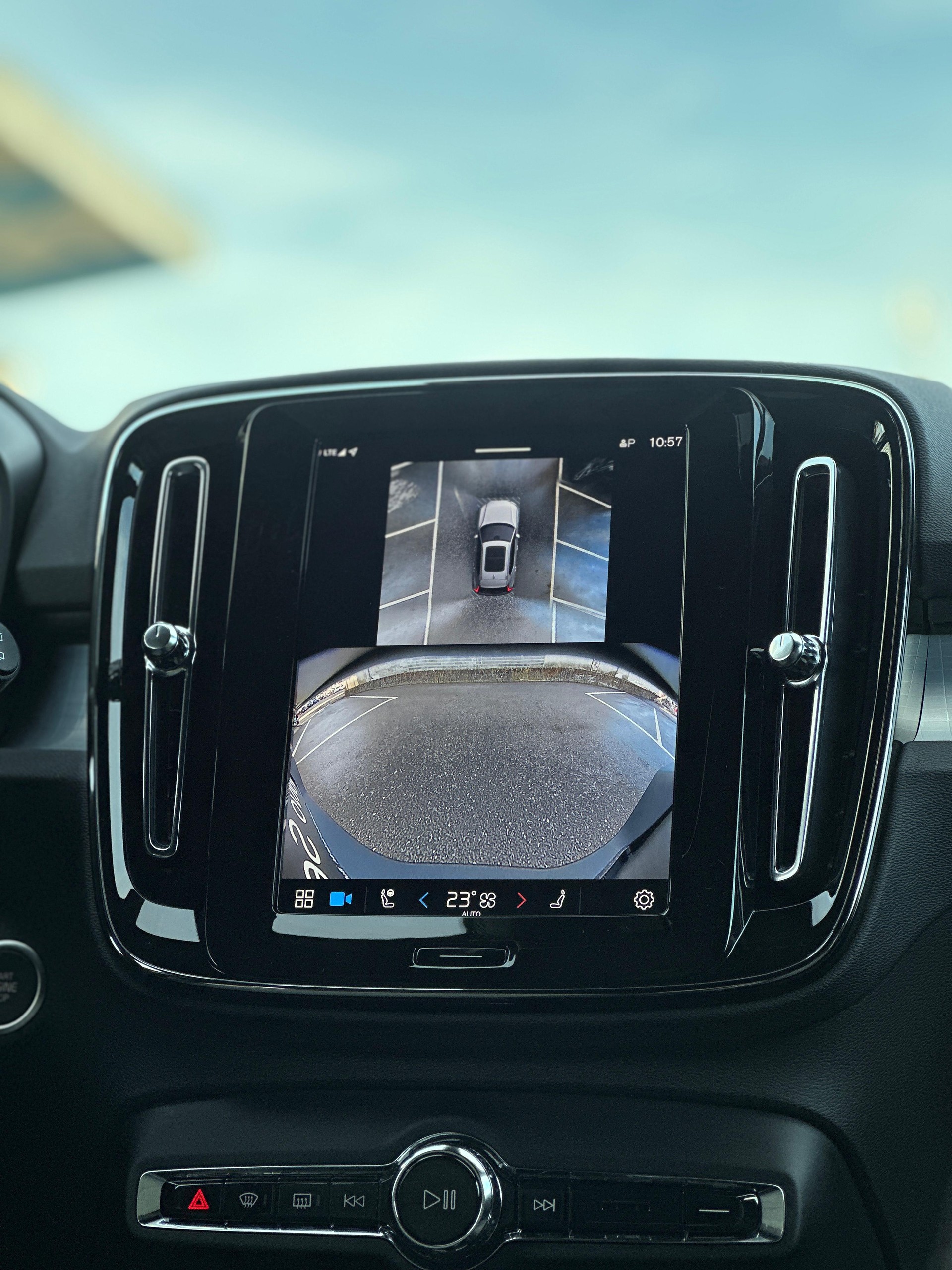 VOLVO XC40 2.0 B3 MH Plus Dark-image-12