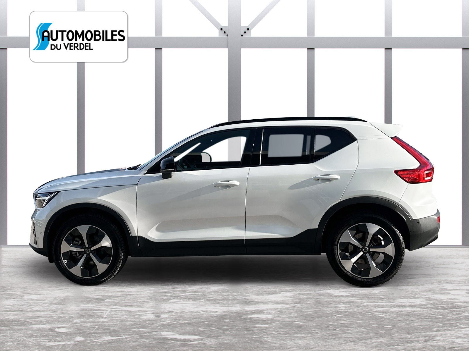 VOLVO XC40 2.0 B3 MH Plus Dark-showroom-element-1