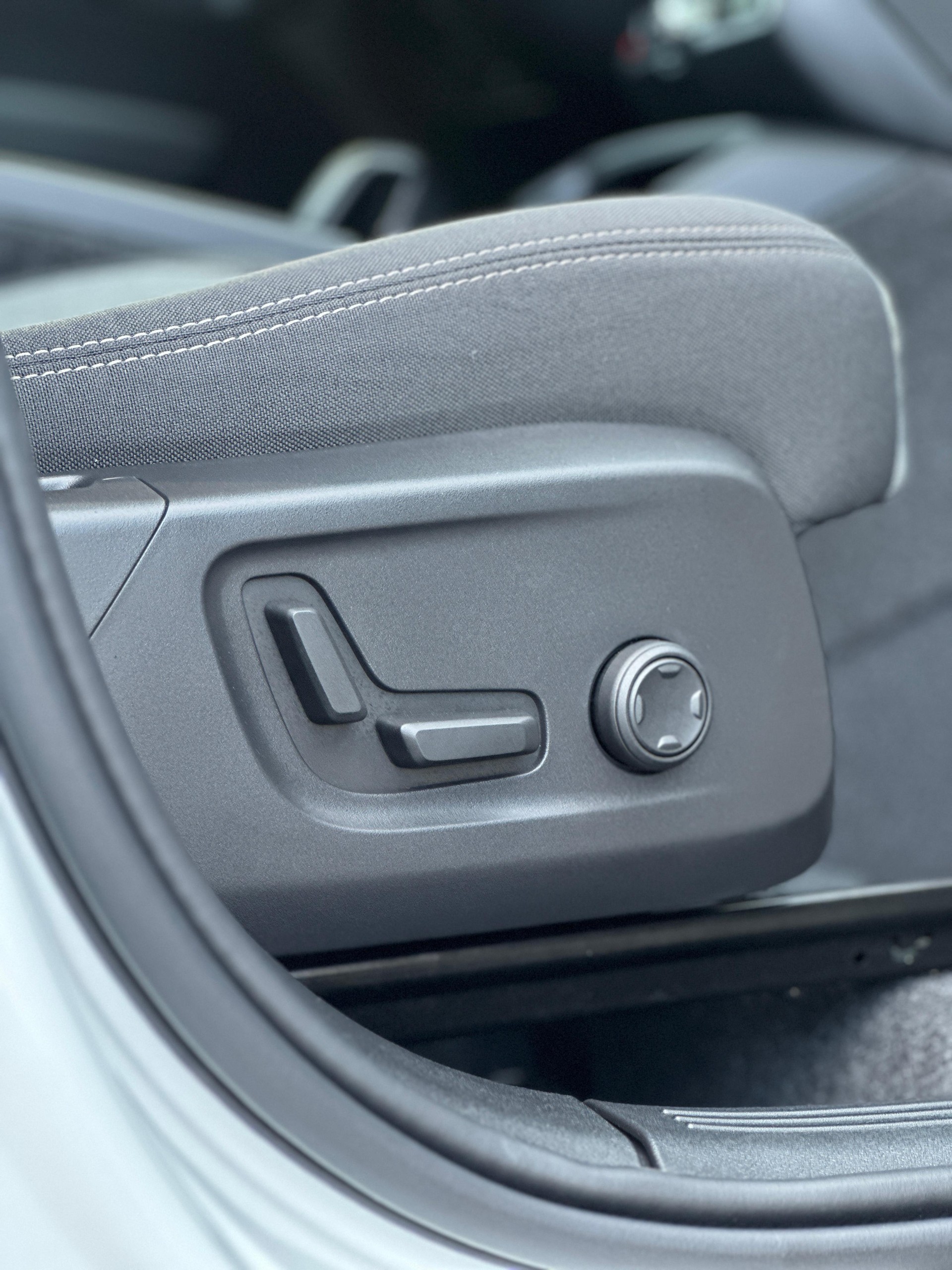 VOLVO XC40 2.0 B3 MH Plus Dark-image-10