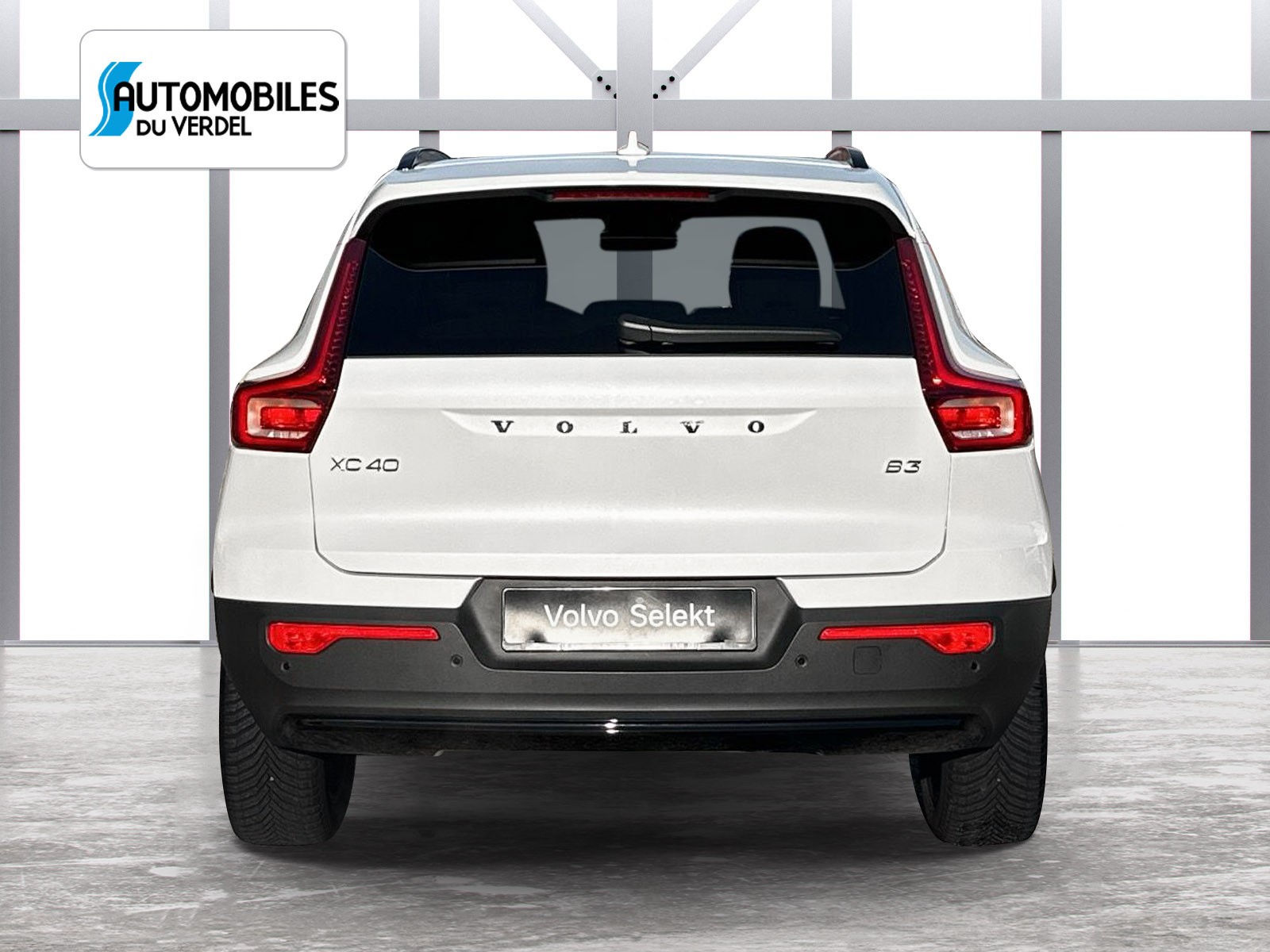 VOLVO XC40 2.0 B3 MH Plus Dark-showroom-element-3