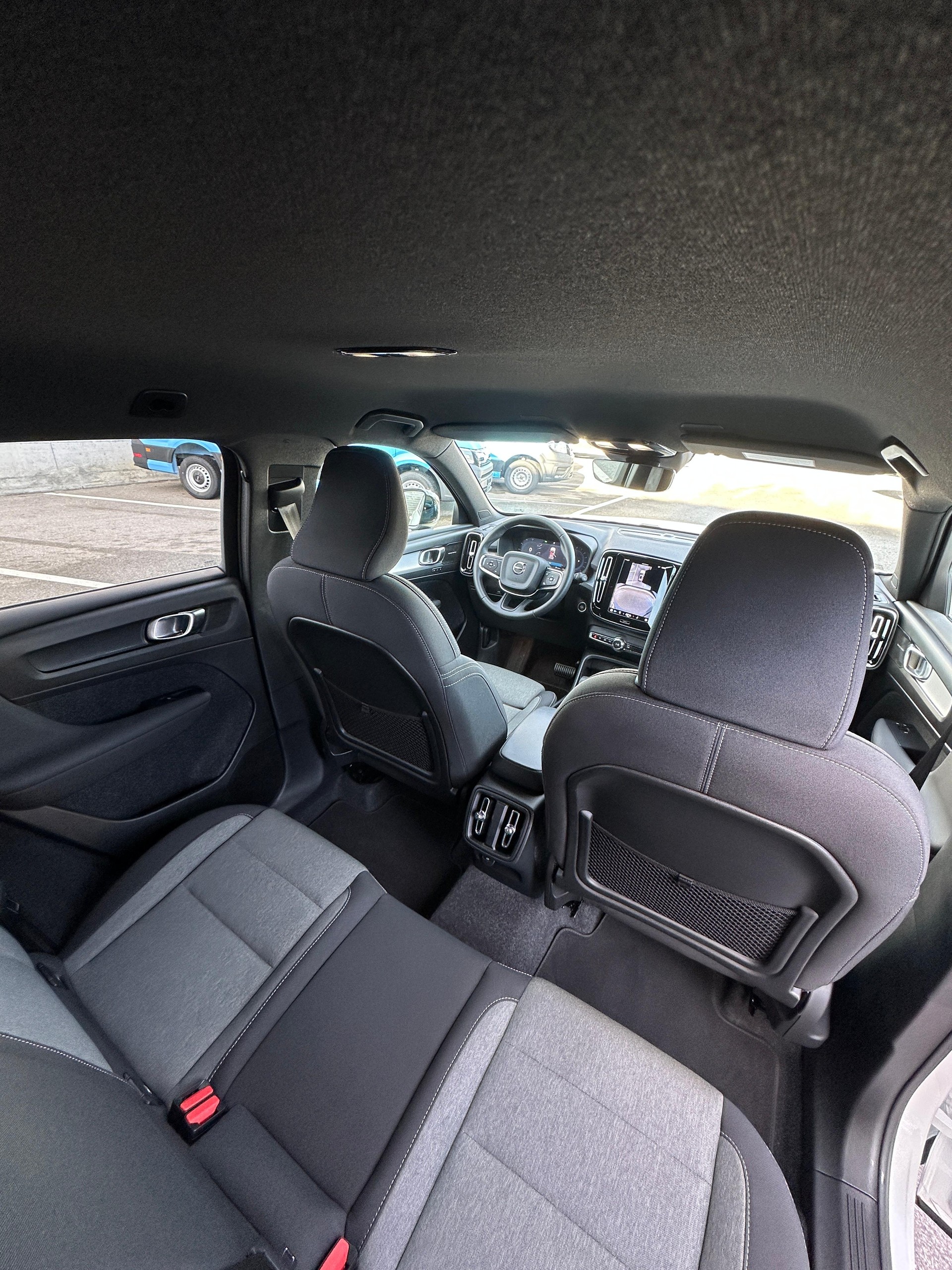 VOLVO XC40 2.0 B3 MH Plus Dark-image-13