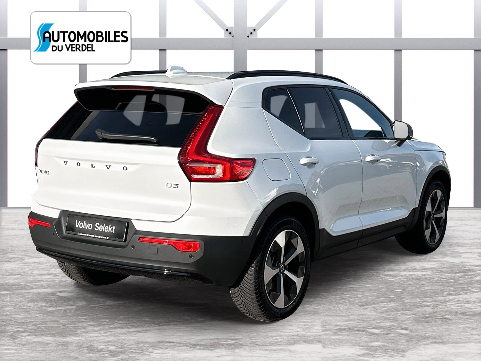 VOLVO XC40 2.0 B3 MH Plus Dark-image-4