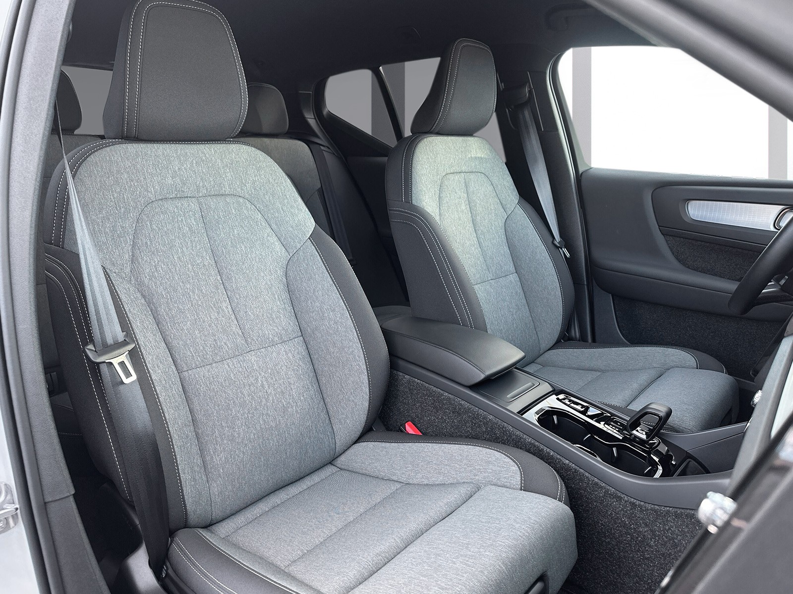 VOLVO XC40 2.0 B3 MH Plus Dark-image-11