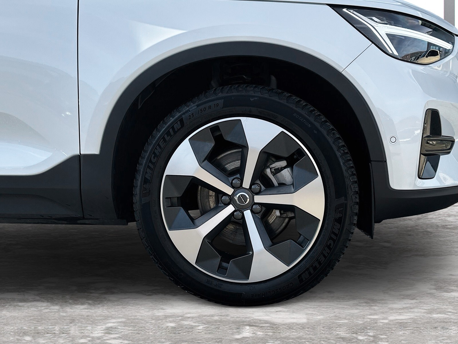 VOLVO XC40 2.0 B3 MH Plus Dark-image-6