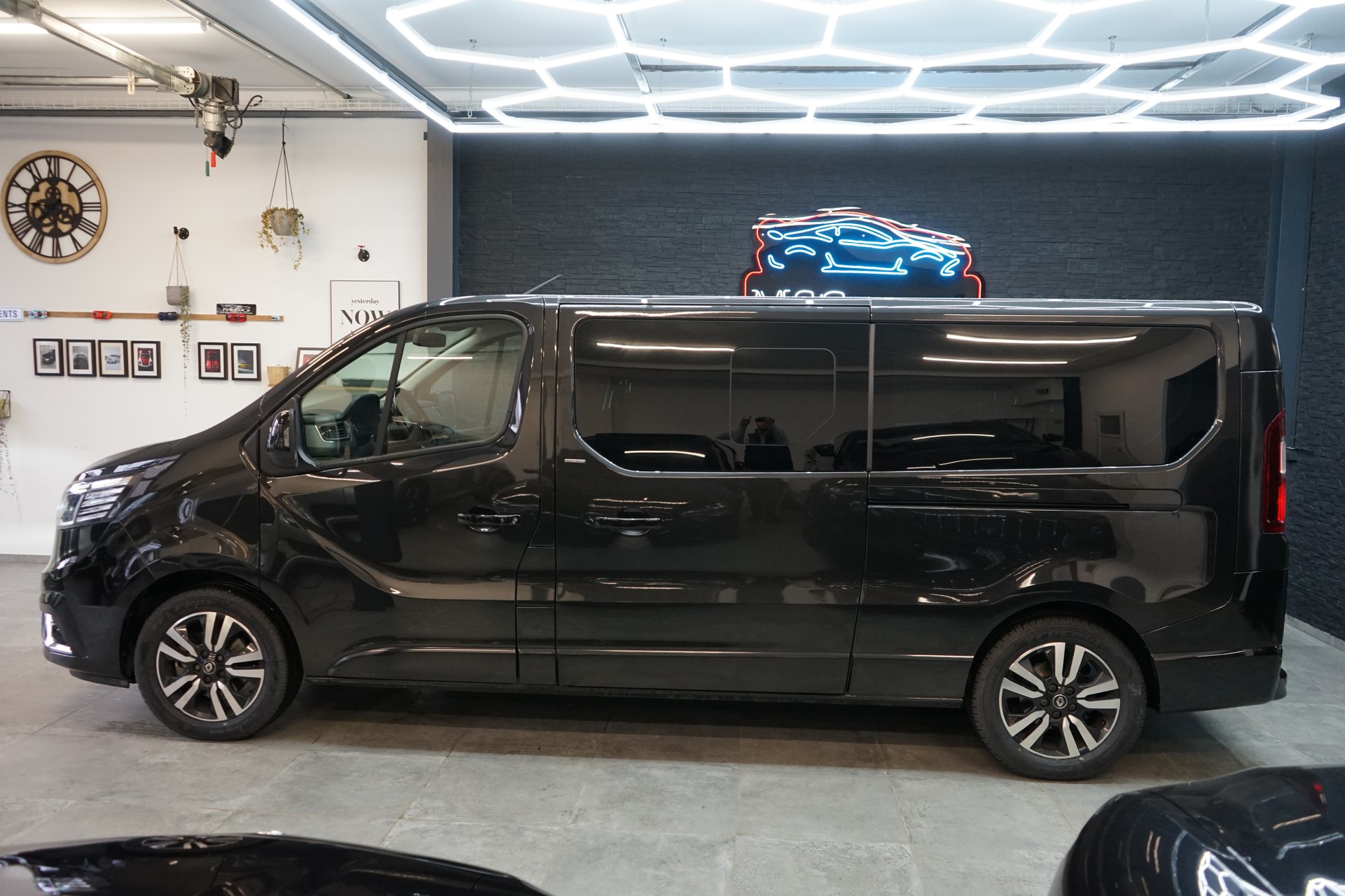 RENAULT Trafic Blue dCi 170 Grand Spaceclass Pack Signature EDC-showroom-element-1