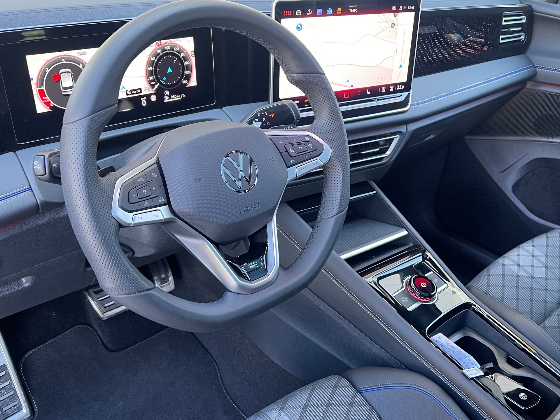 VW Tiguan 2.0 TDI SCR R-Line 4Motion DSG-image-12