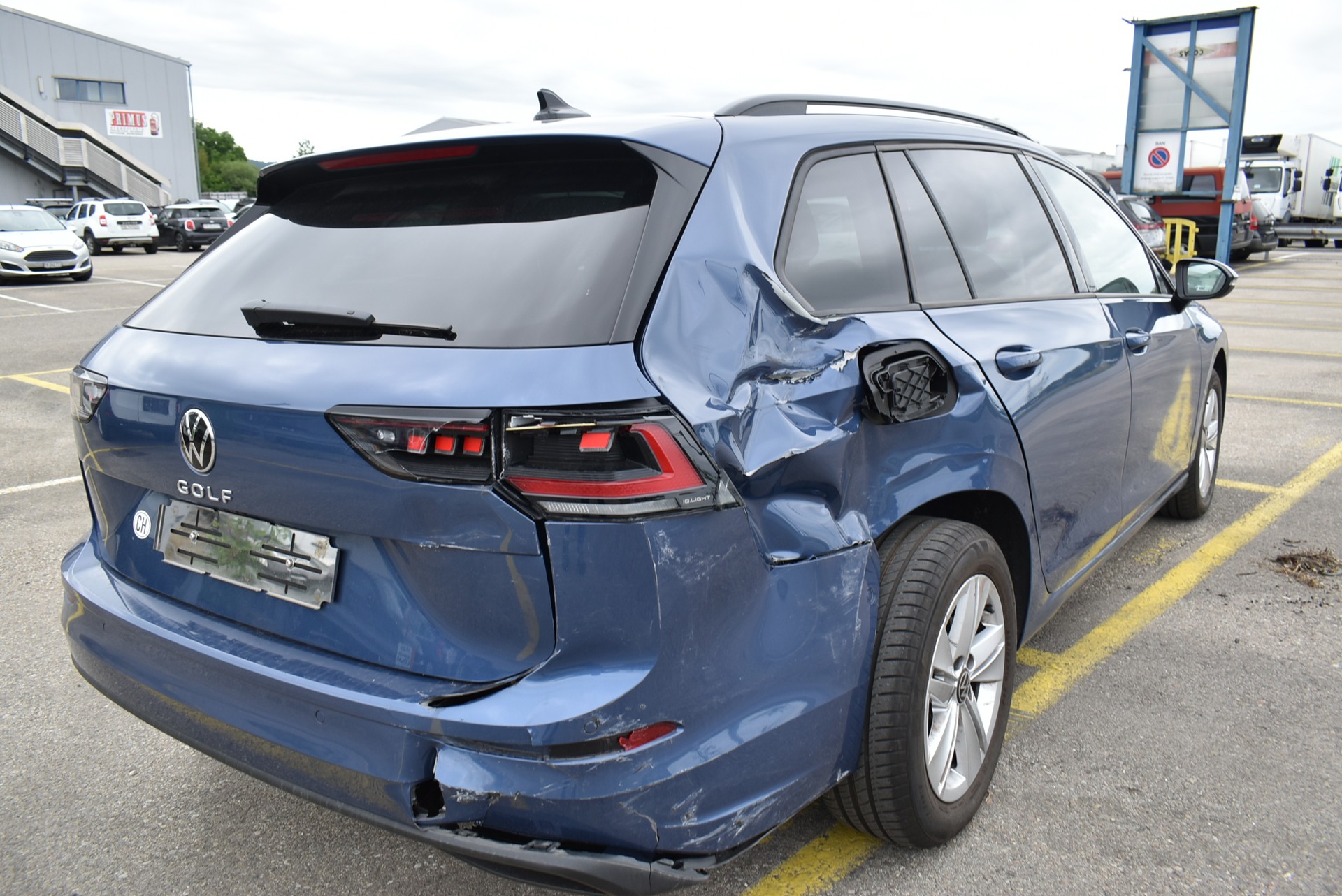 VW Golf Variant 2.0 TDI Life-image-12