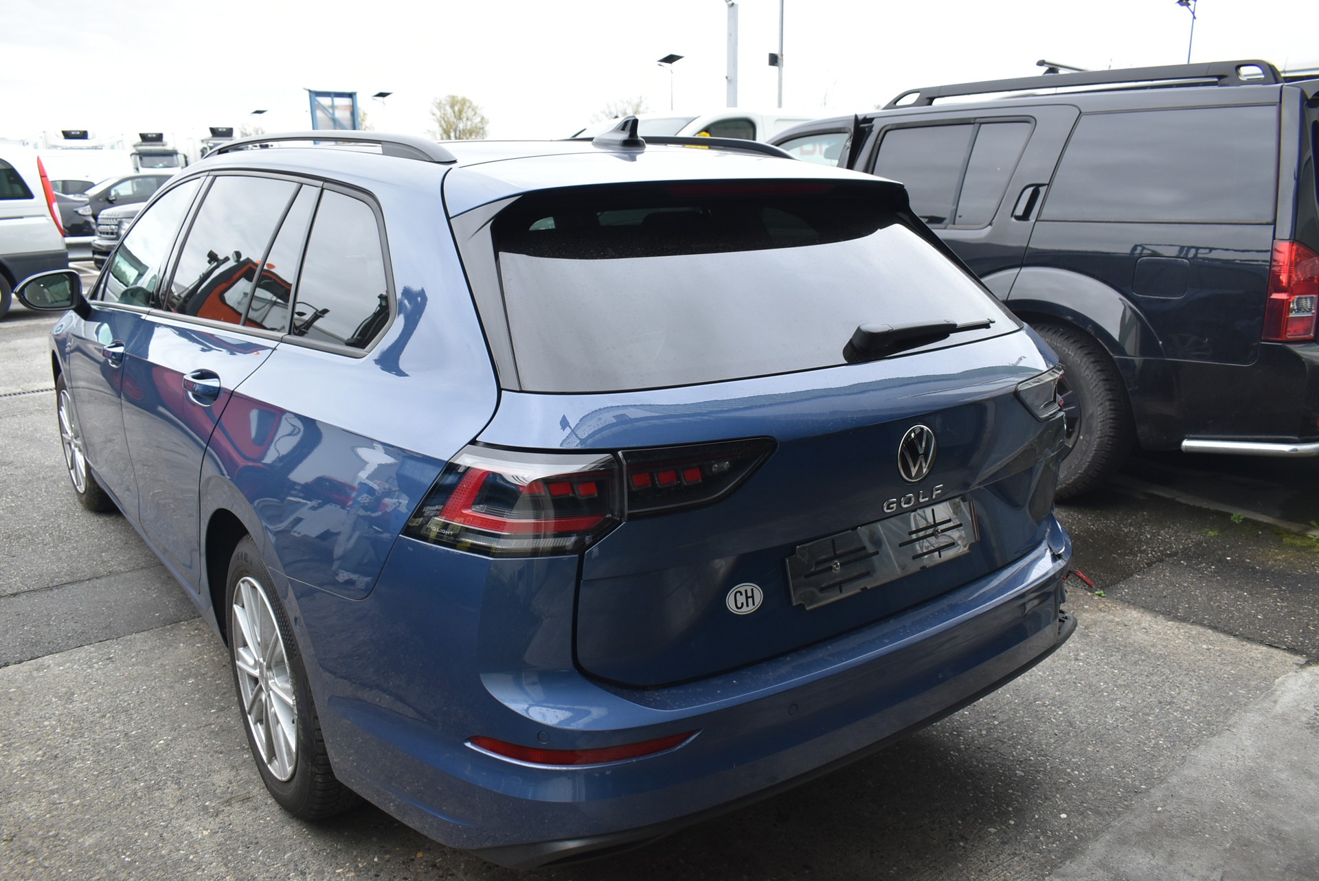 VW Golf Variant 2.0 TDI Life-image-9