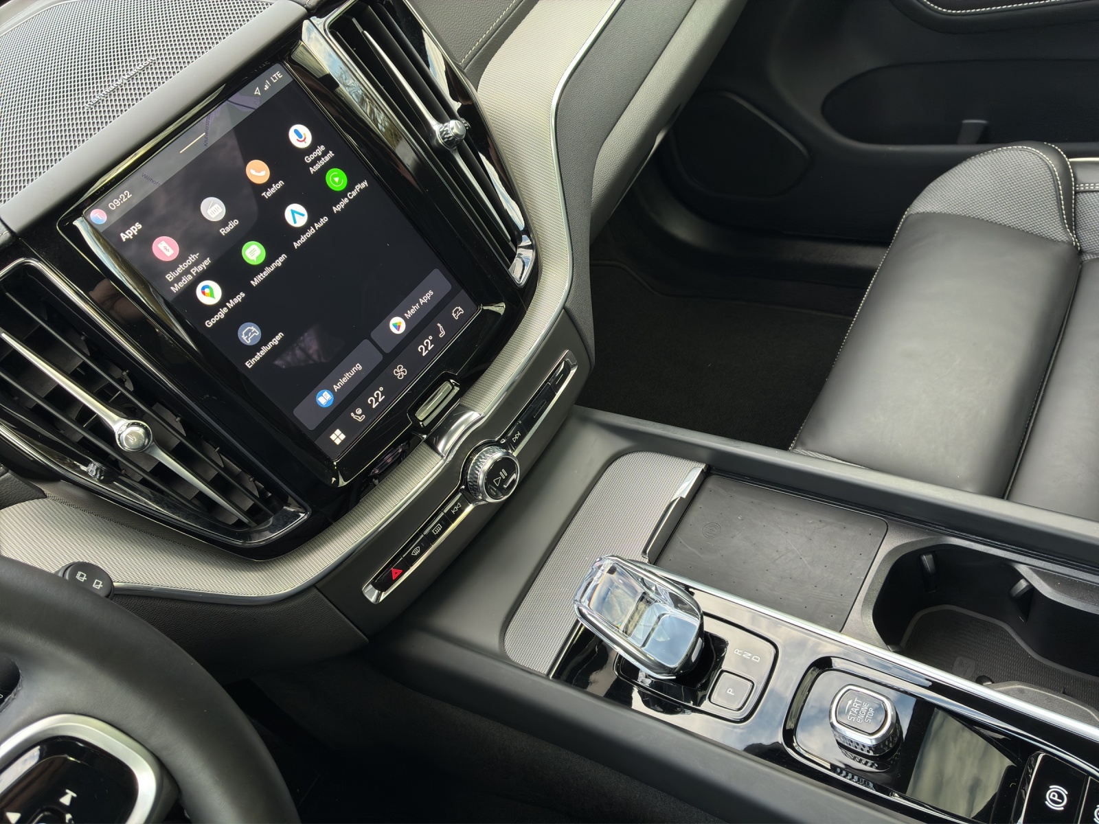 VOLVO XC60 2.0 T8 TE XCENTRIC Black Edition eAWD-image-16