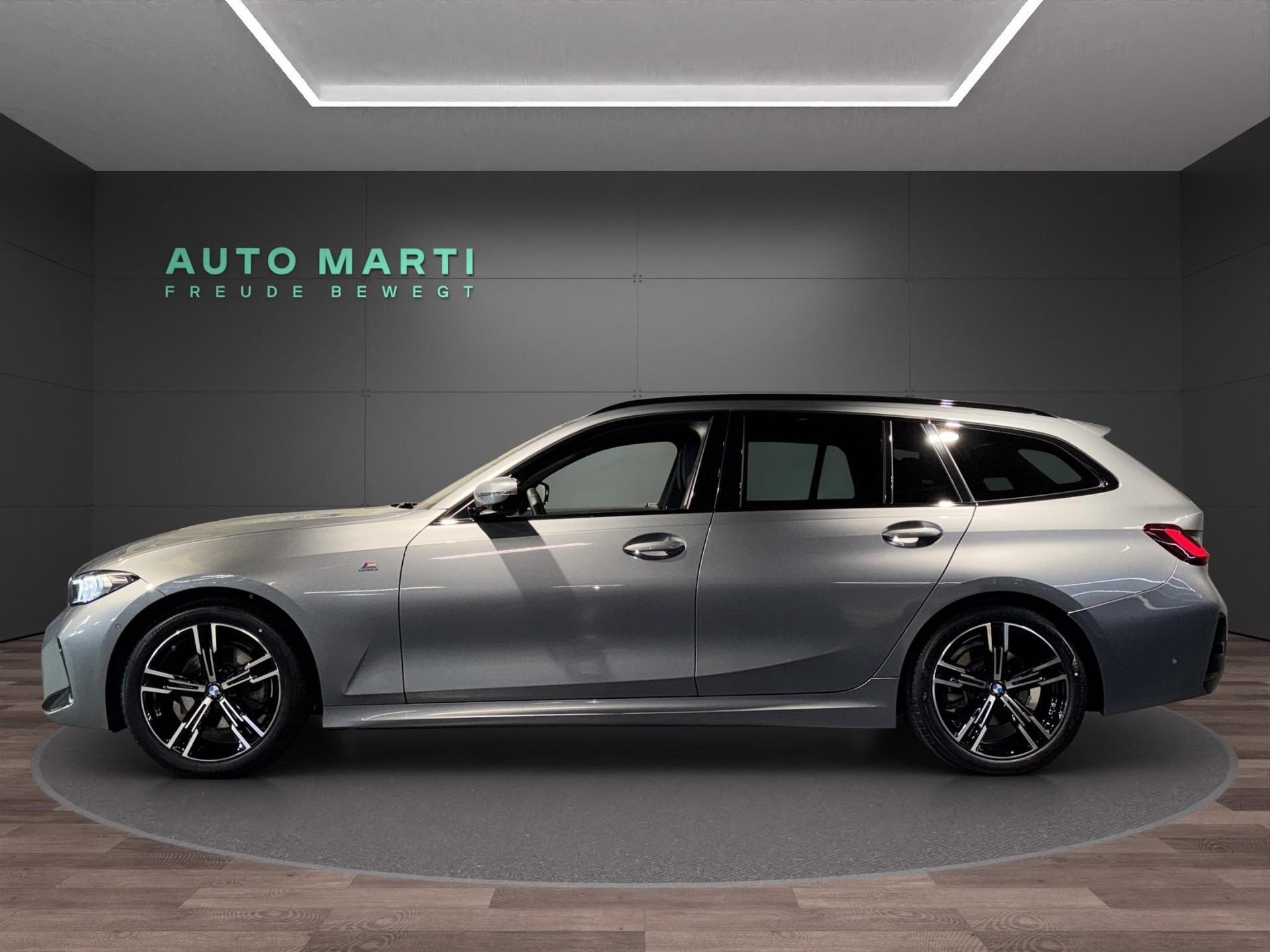 BMW 320d xDrive Touring M Sport-showroom-element-1