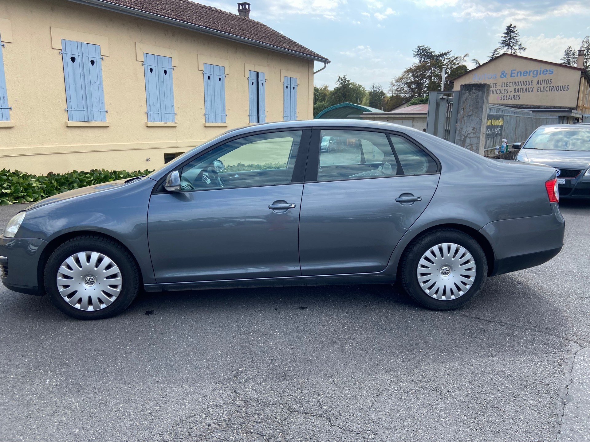 VW Jetta 1.9 TDI Trendline DSG ***PRIX FIXE***-showroom-element-3