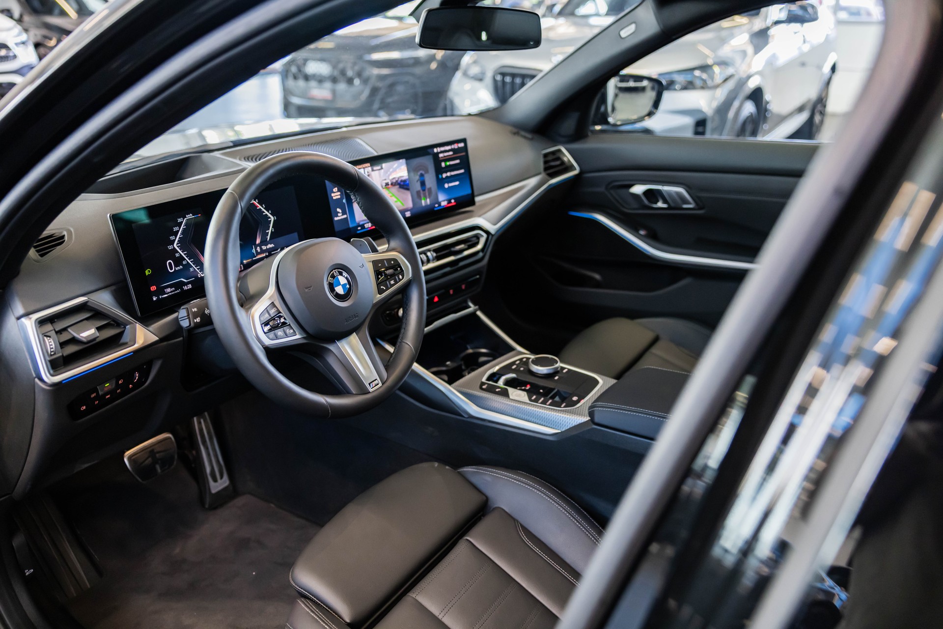 BMW 330d xDrive SAG M Sport Pro / Glasdach / Rückfahrkamera / Head-Up Display-image-11