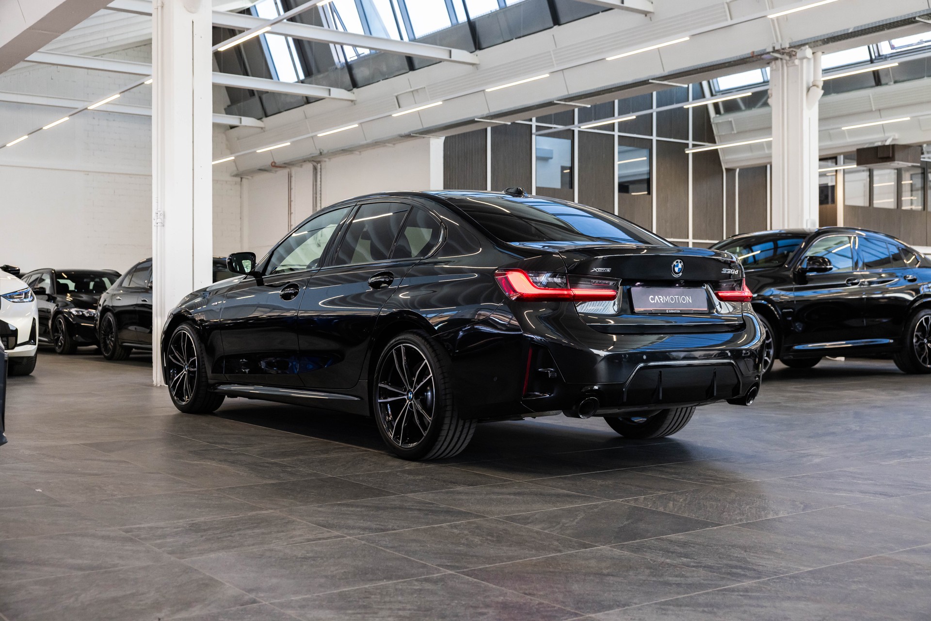 BMW 330d xDrive SAG M Sport Pro / Glasdach / Rückfahrkamera / Head-Up Display-image-6