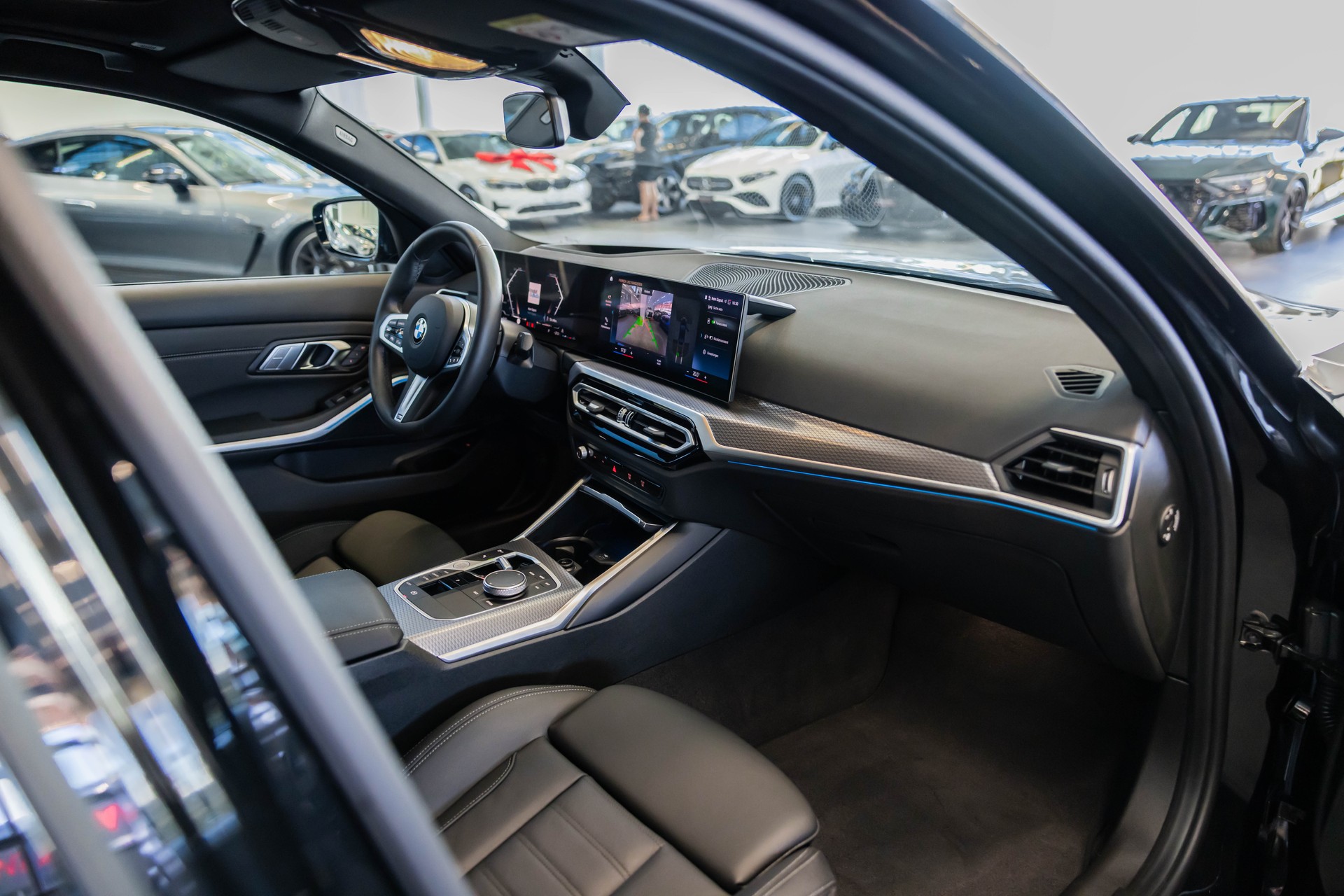 BMW 330d xDrive SAG M Sport Pro / Glasdach / Rückfahrkamera / Head-Up Display-image-18