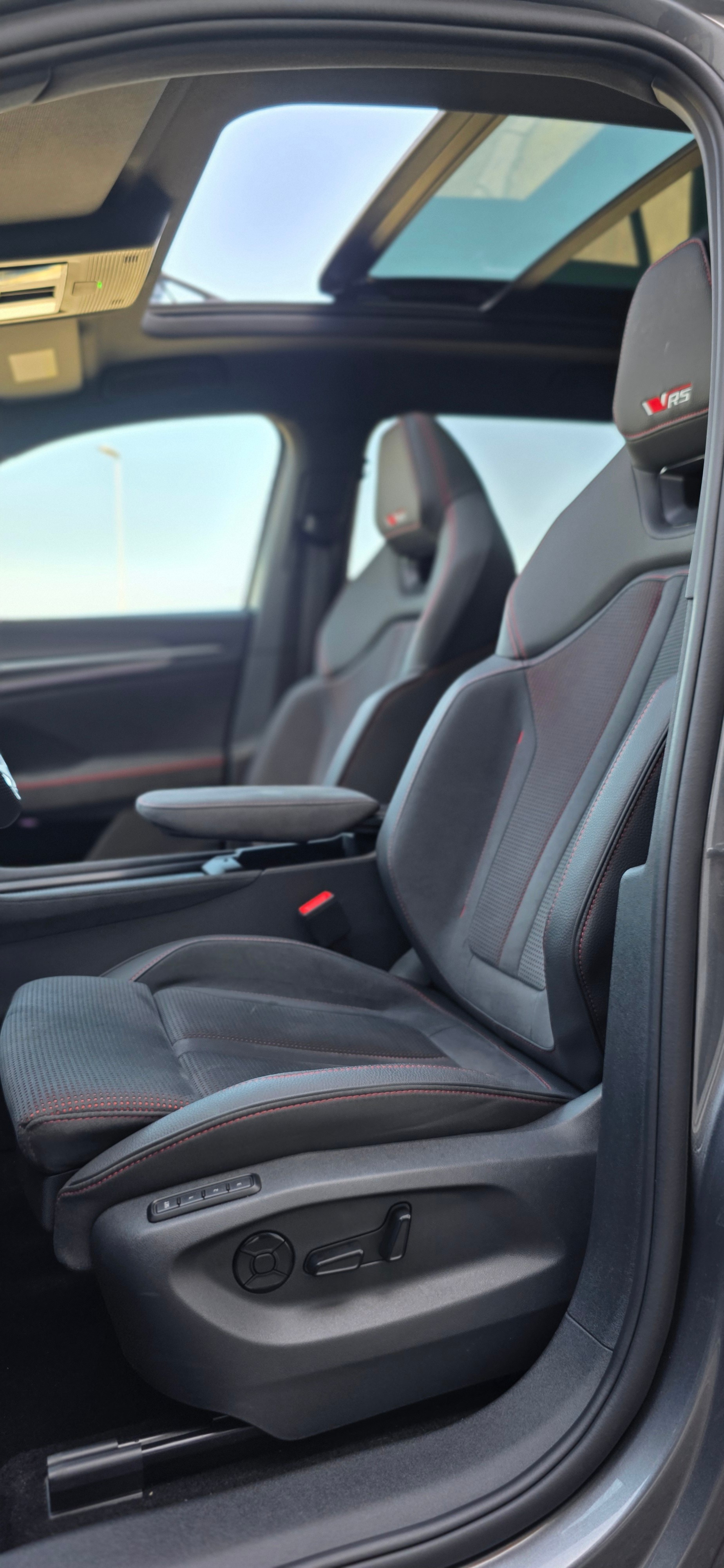 SKODA Kodiaq 2.0 TSI RS 4x4 *Panorama * Anhängerkupplung * Standheizung * Abstandsregler-image-9