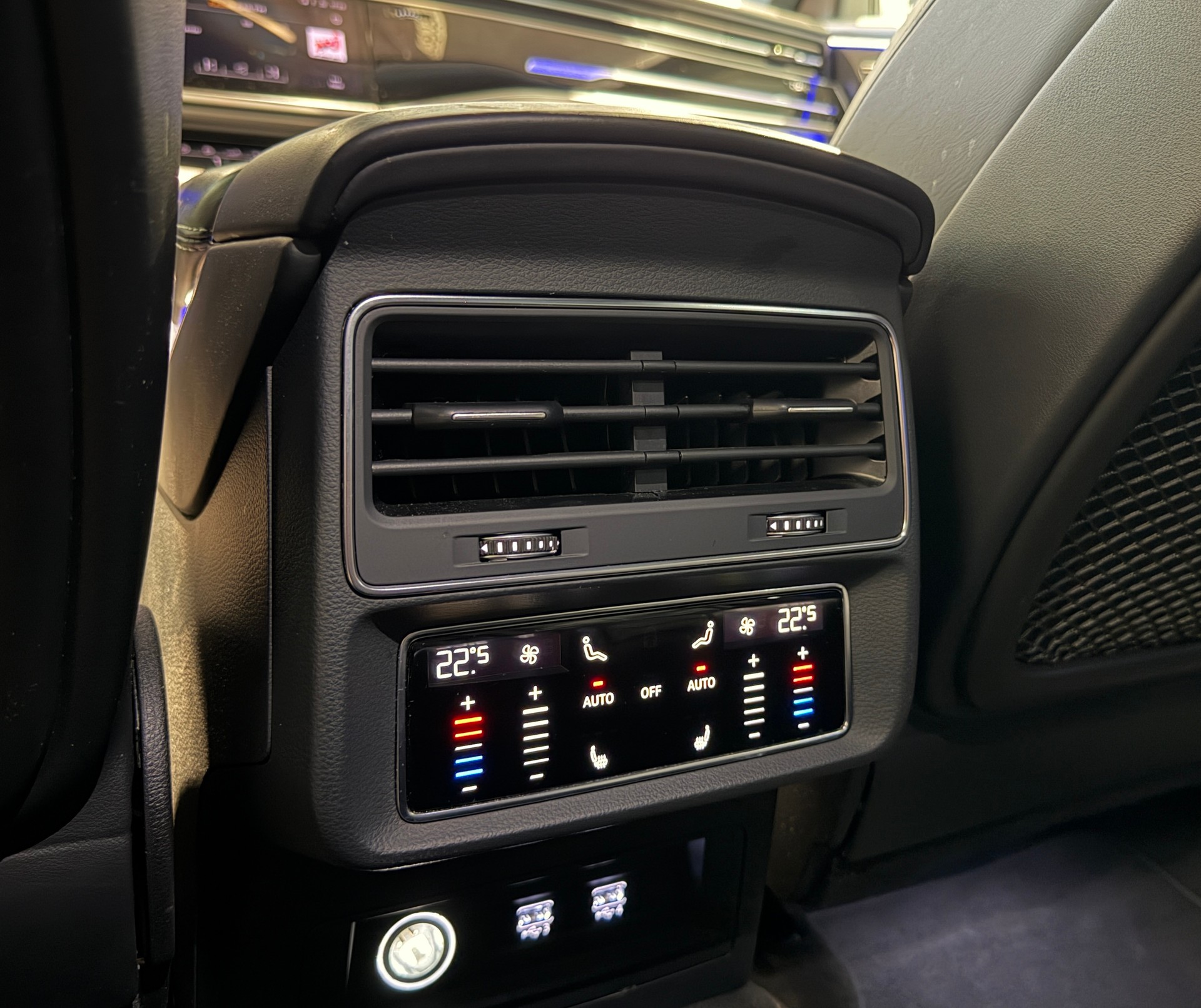 AUDI RSQ8 quattro tiptronic-image-18