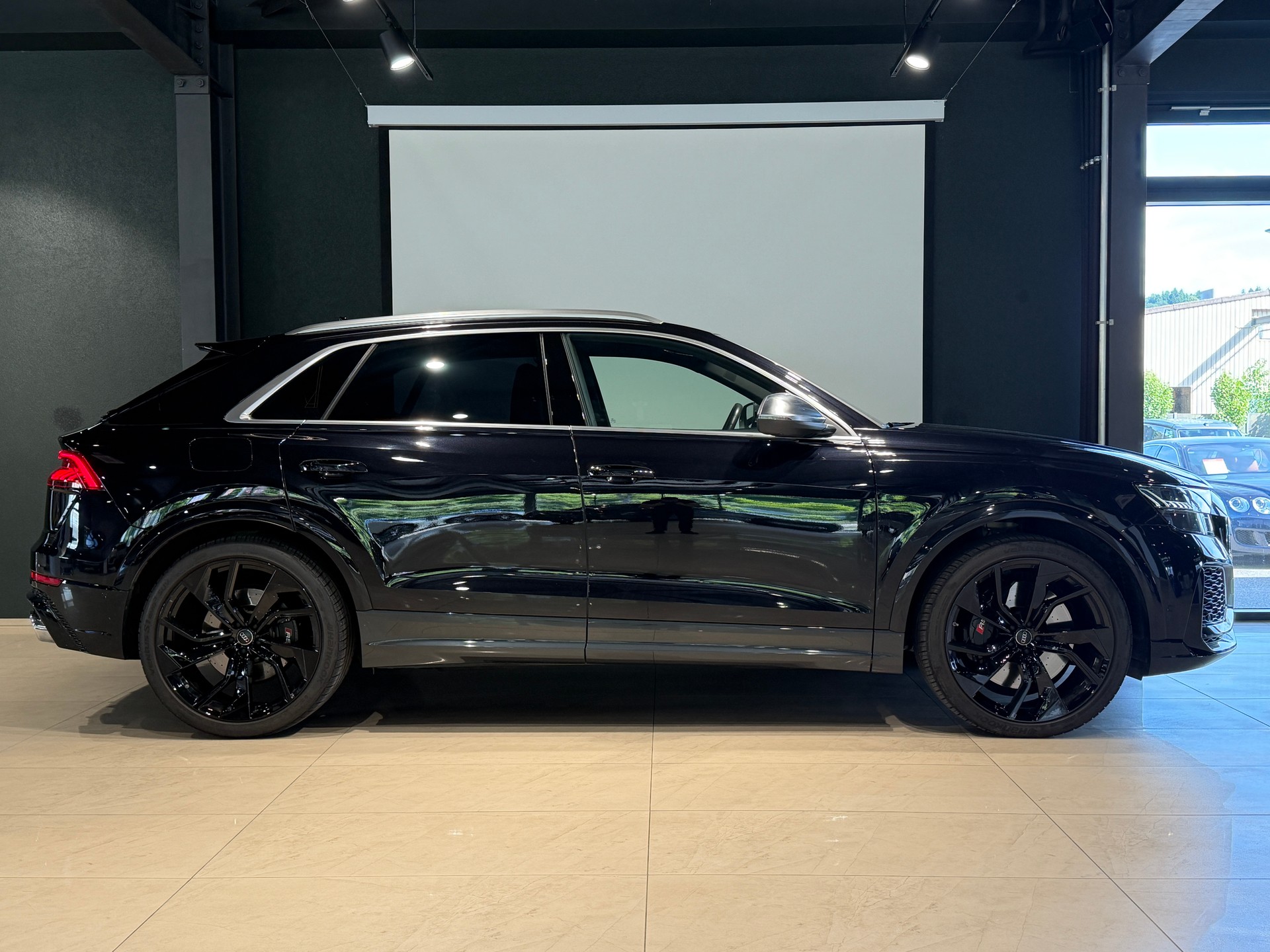 AUDI RSQ8 quattro tiptronic-showroom-element-3