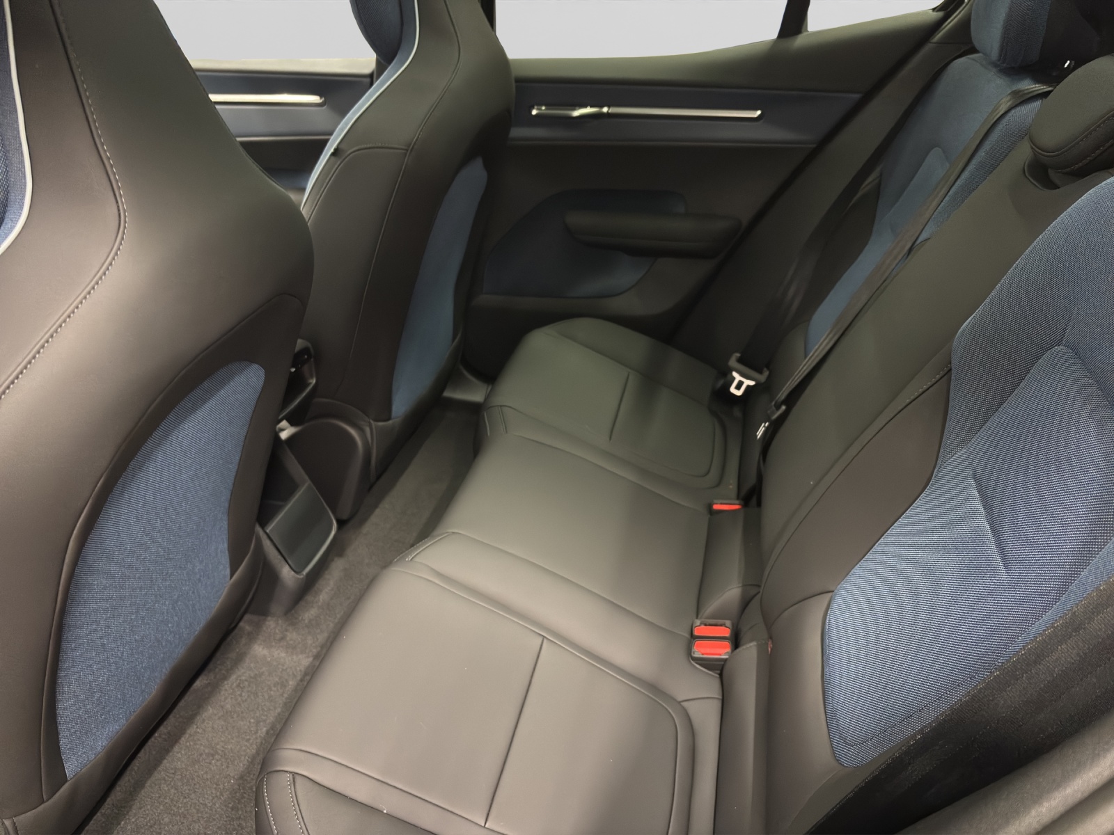 VOLVO EX30 Ultra XCENTRIC Black Edition-image-4