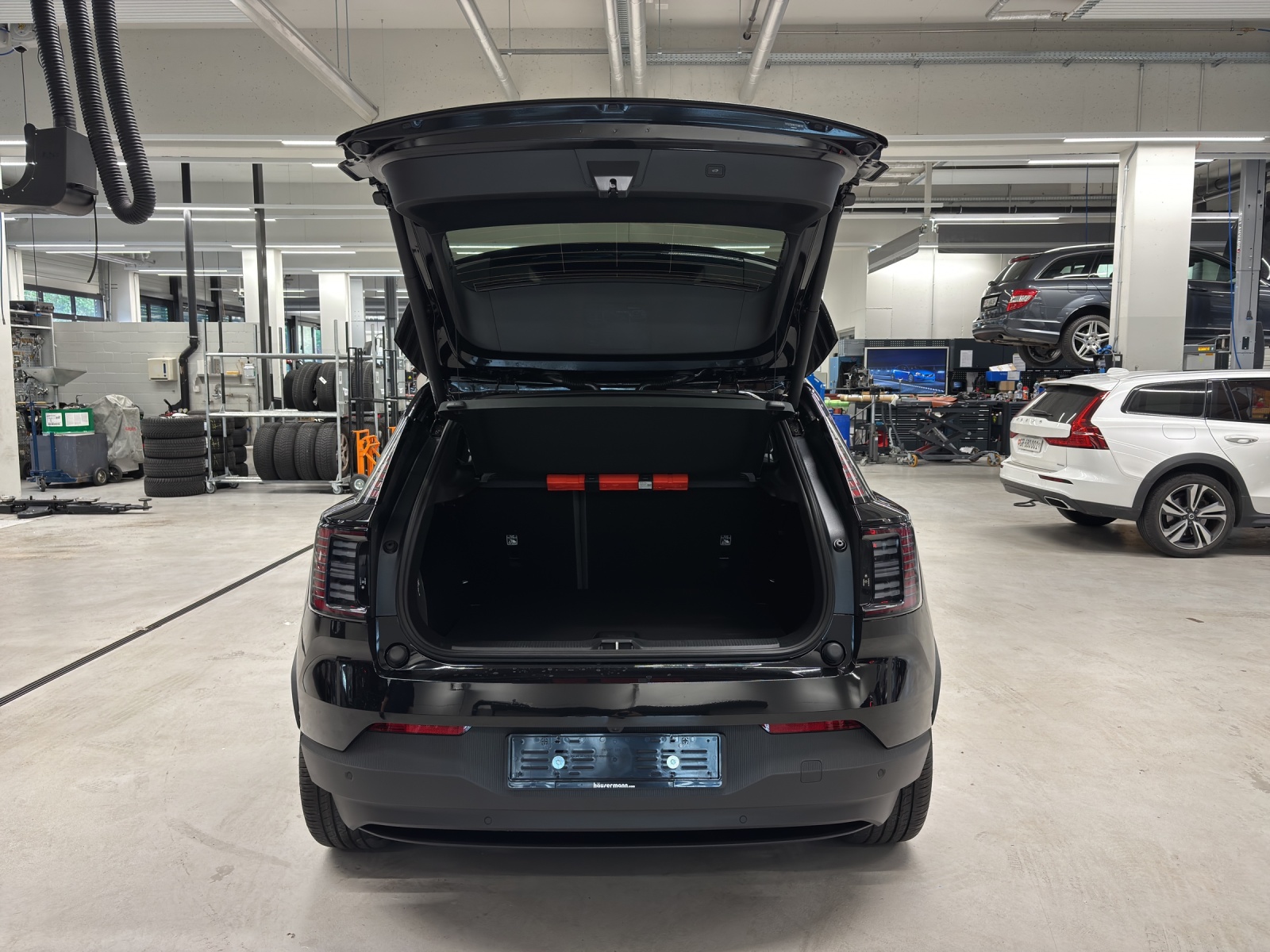 VOLVO EX30 Ultra XCENTRIC Black Edition-image-10