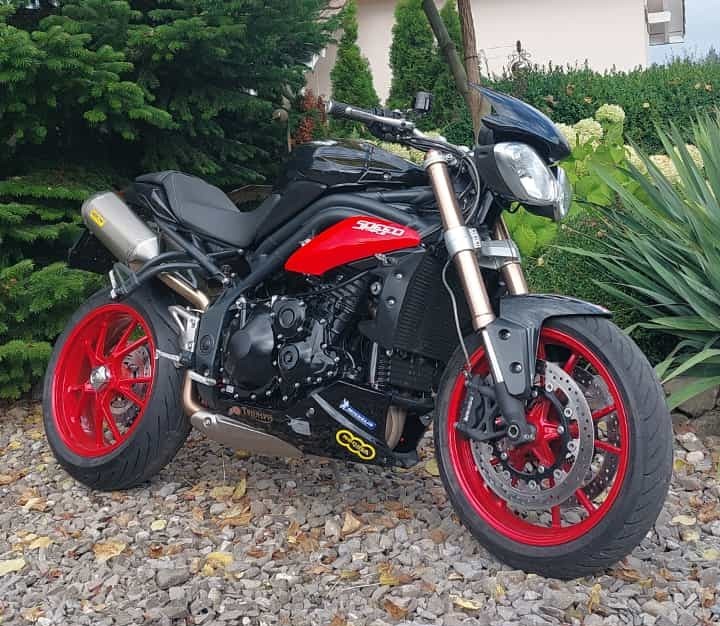 TRIUMPH Speed Triple R 1050 ABS-image-2