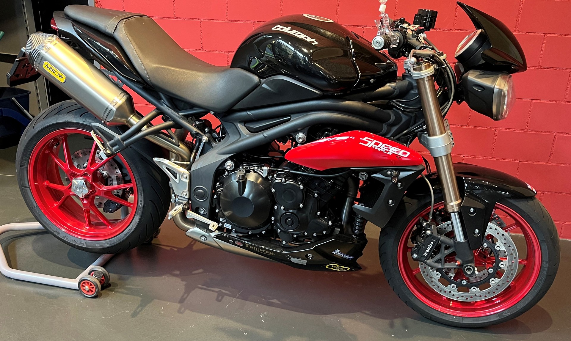 TRIUMPH Speed Triple R 1050 ABS-image-4