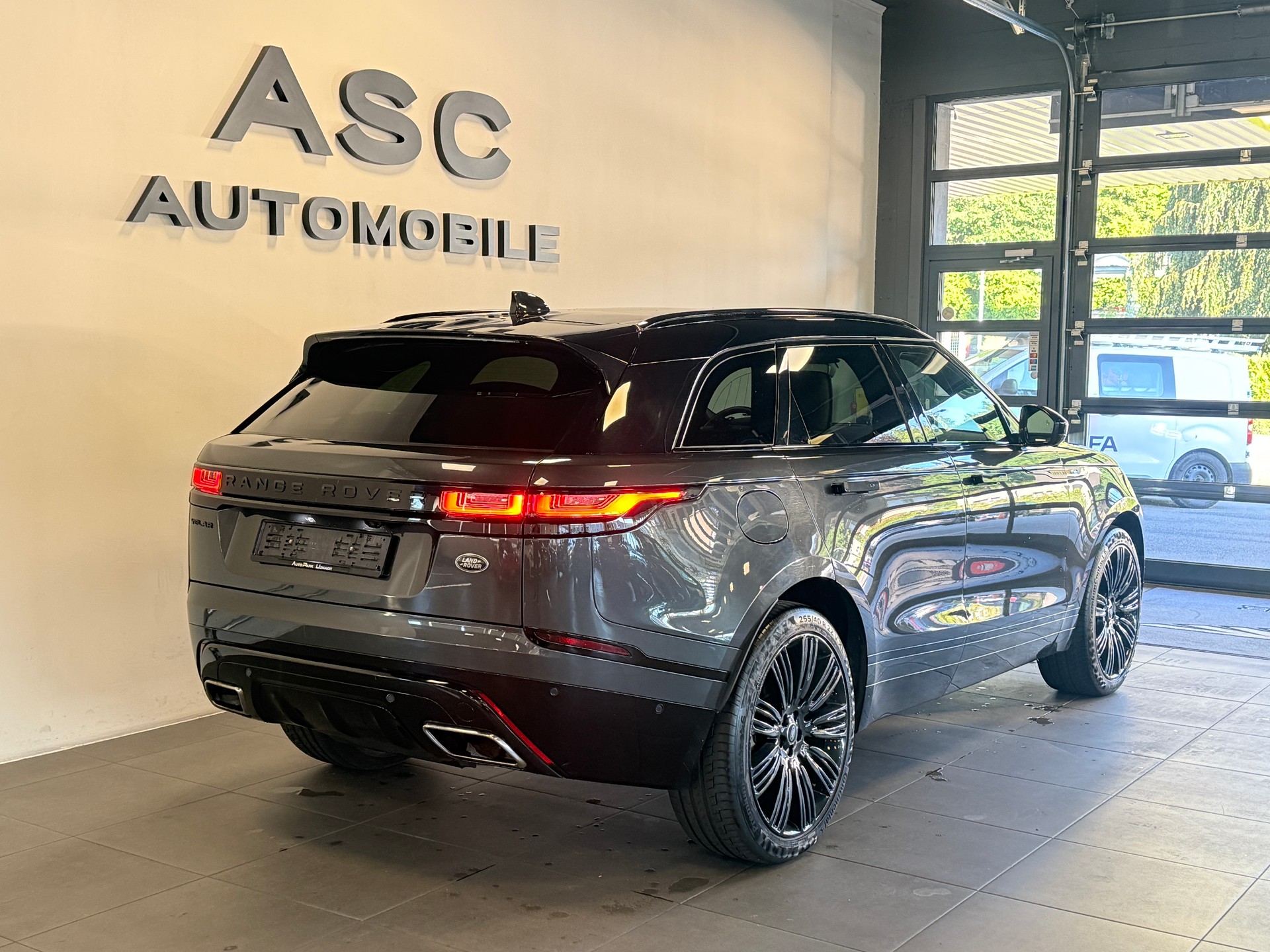 LAND ROVER Range Rover Velar R-Dynamic D 300 Automatic-showroom-element-2