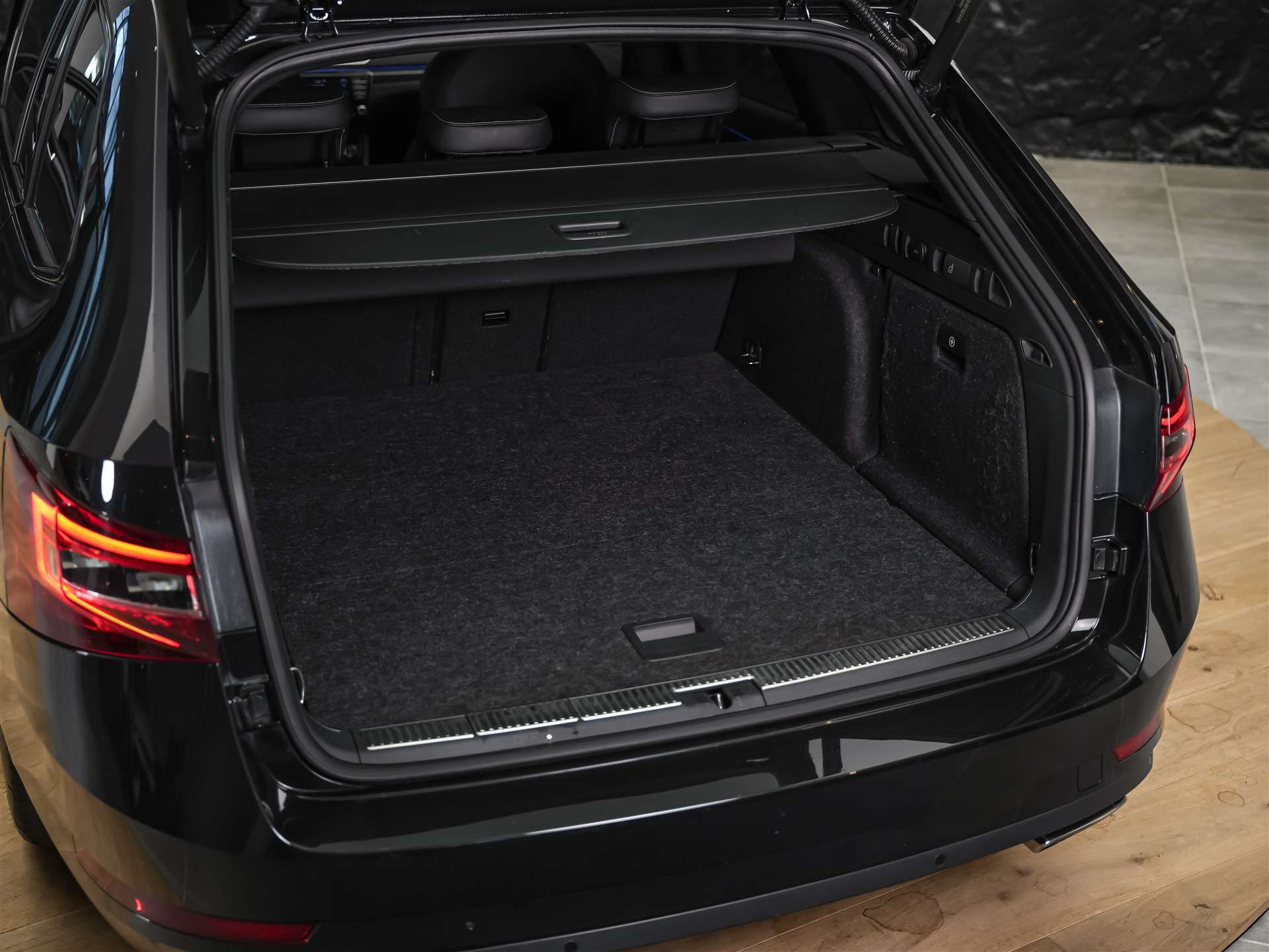 SKODA Superb Combi 2.0 TSI Sport Line DSG 4x4-image-46