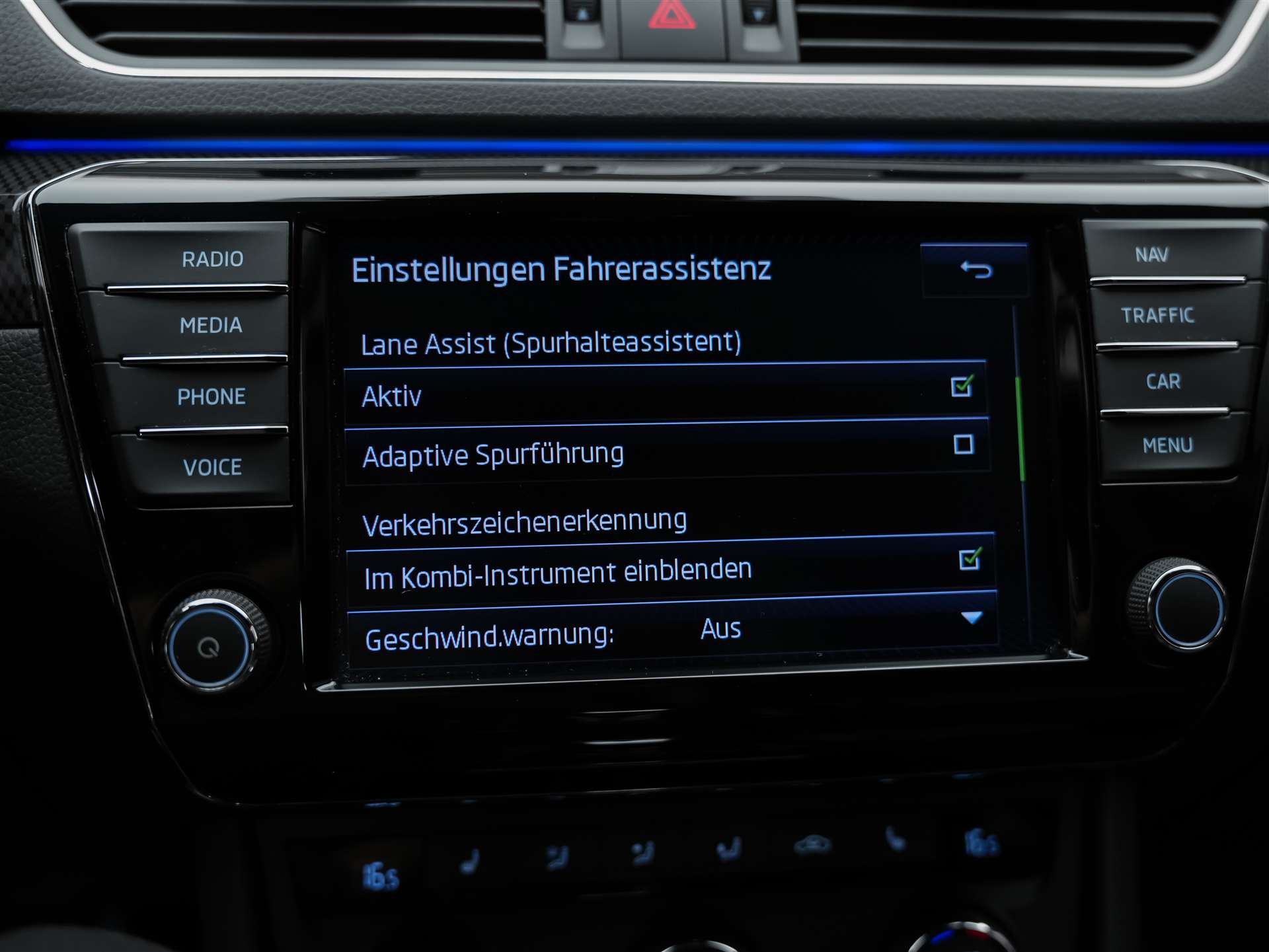 SKODA Superb Combi 2.0 TSI Sport Line DSG 4x4-image-39