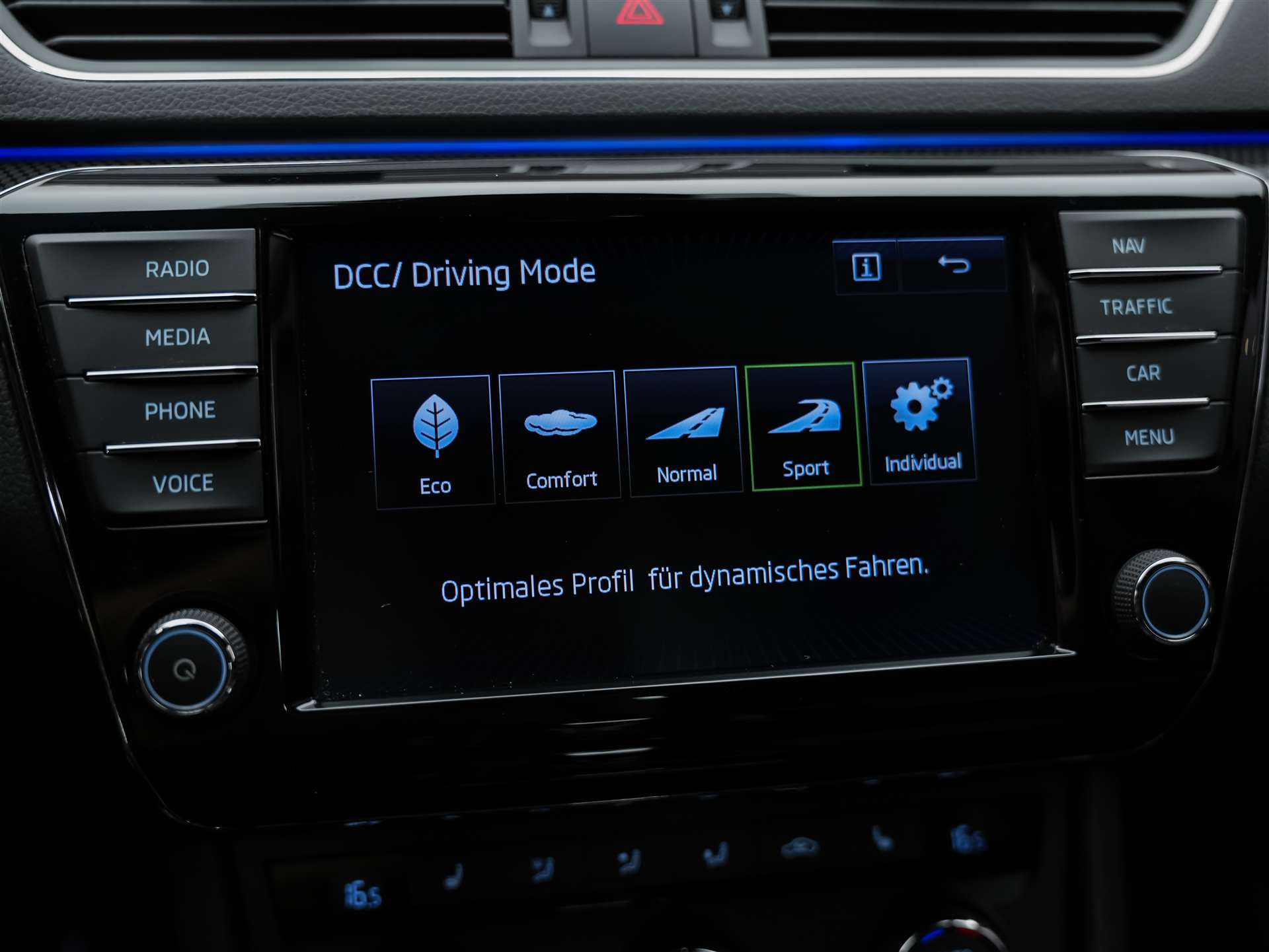 SKODA Superb Combi 2.0 TSI Sport Line DSG 4x4-image-42