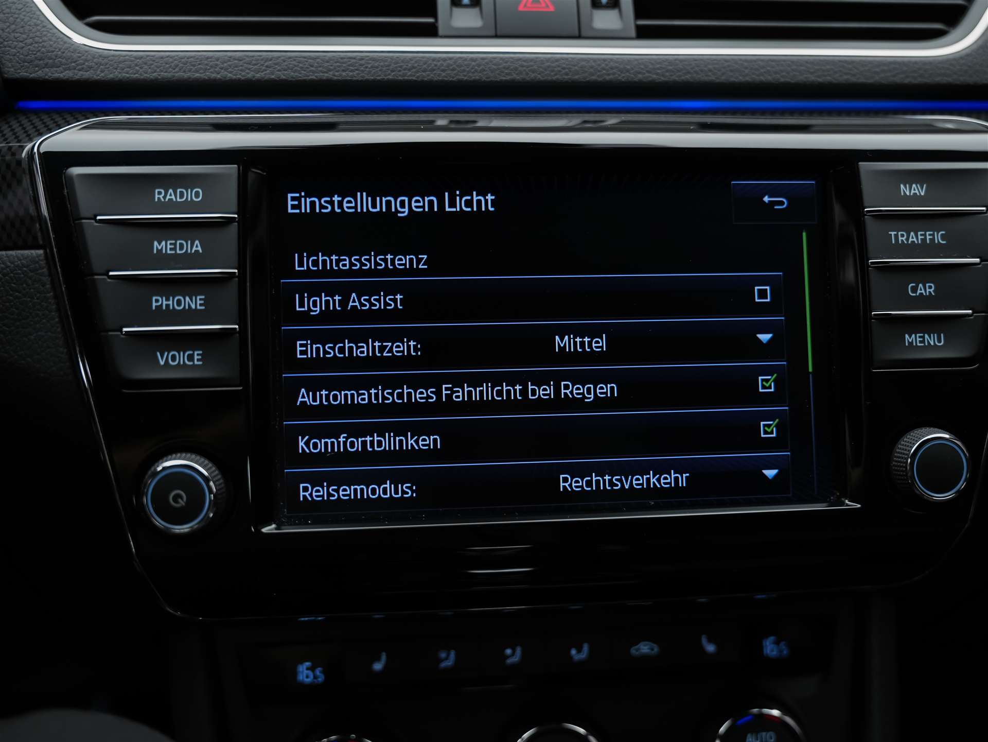 SKODA Superb Combi 2.0 TSI Sport Line DSG 4x4-image-35