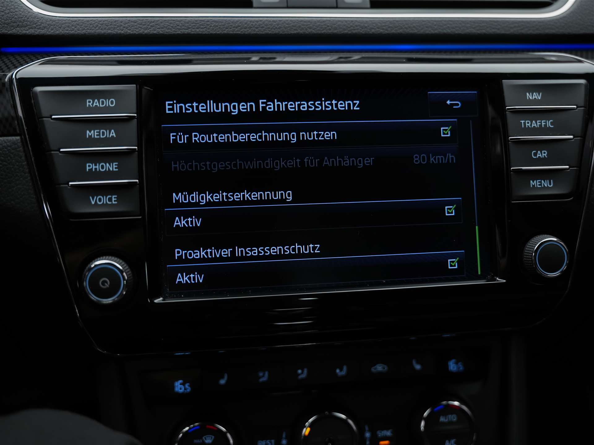 SKODA Superb Combi 2.0 TSI Sport Line DSG 4x4-image-40