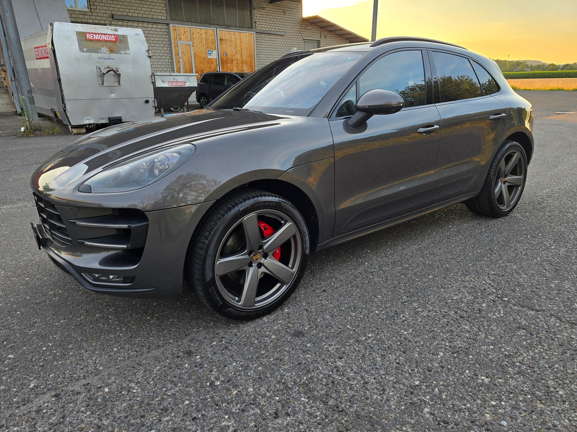 PORSCHE Macan Turbo PDK-showroom-element-2