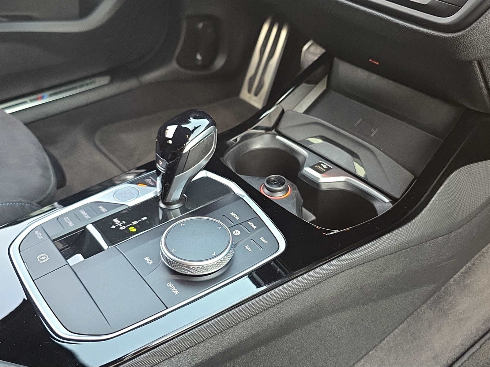 BMW 120d xDrive Steptronic M Sport-image-17