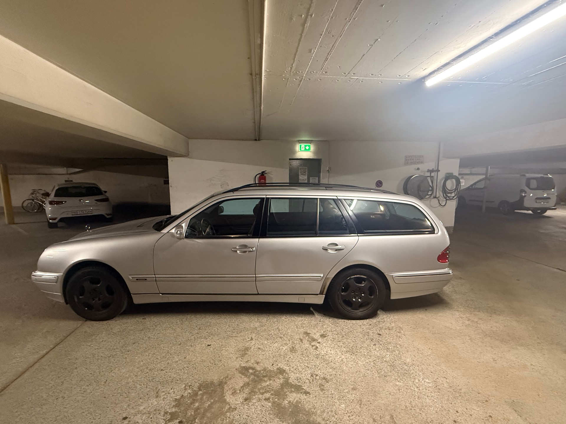 MERCEDES-BENZ E 320 Avantgarde 4-Matic Automatic-image-5