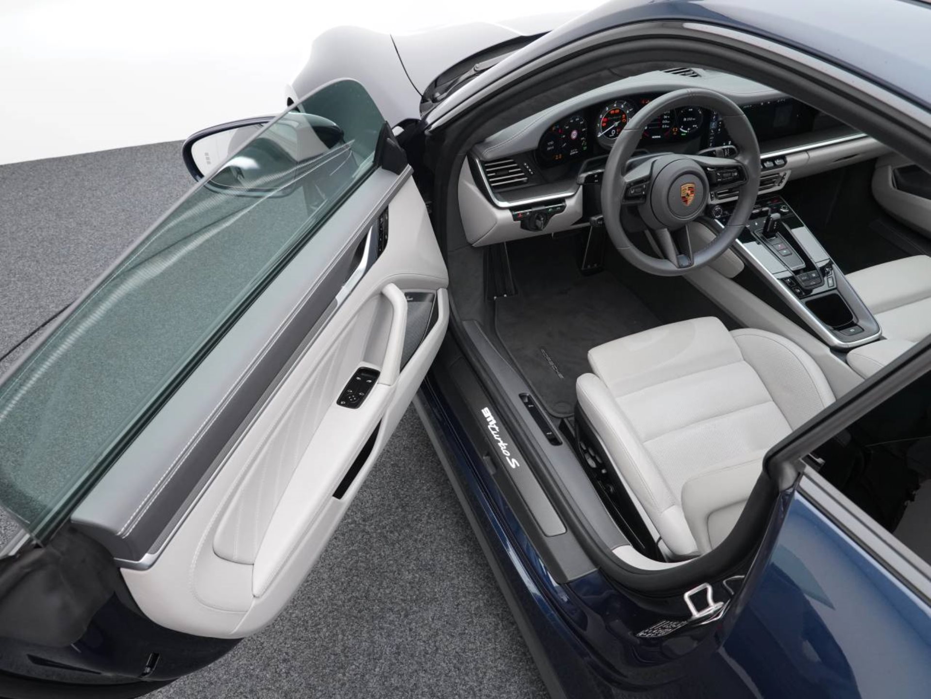 PORSCHE 911 Turbo S-showroom-element-3