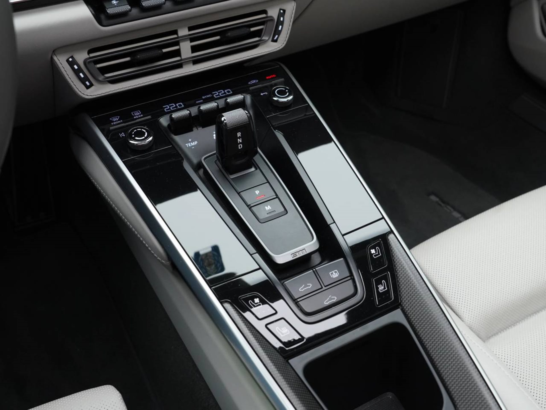 PORSCHE 911 Turbo S-image-18