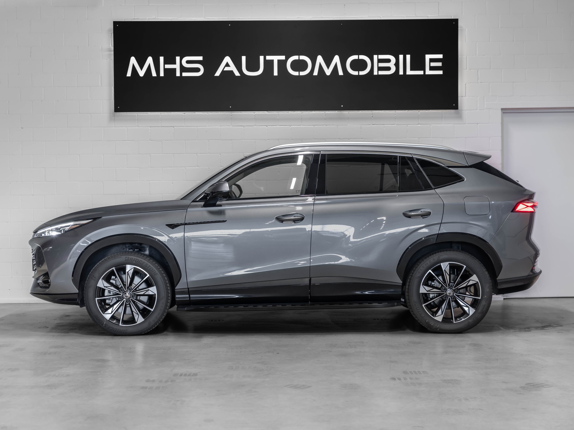 MG HS 1.5 T PHEV Luxury-showroom-element-1
