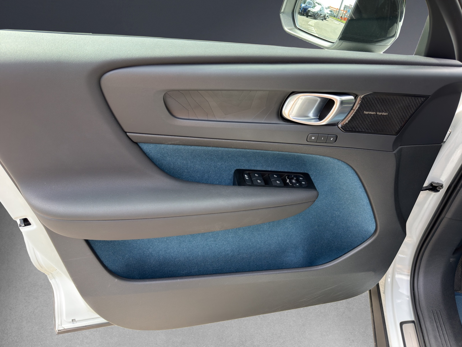 VOLVO C40 Recharge P8 Twin AWD Pure Electric Ultimate-image-12
