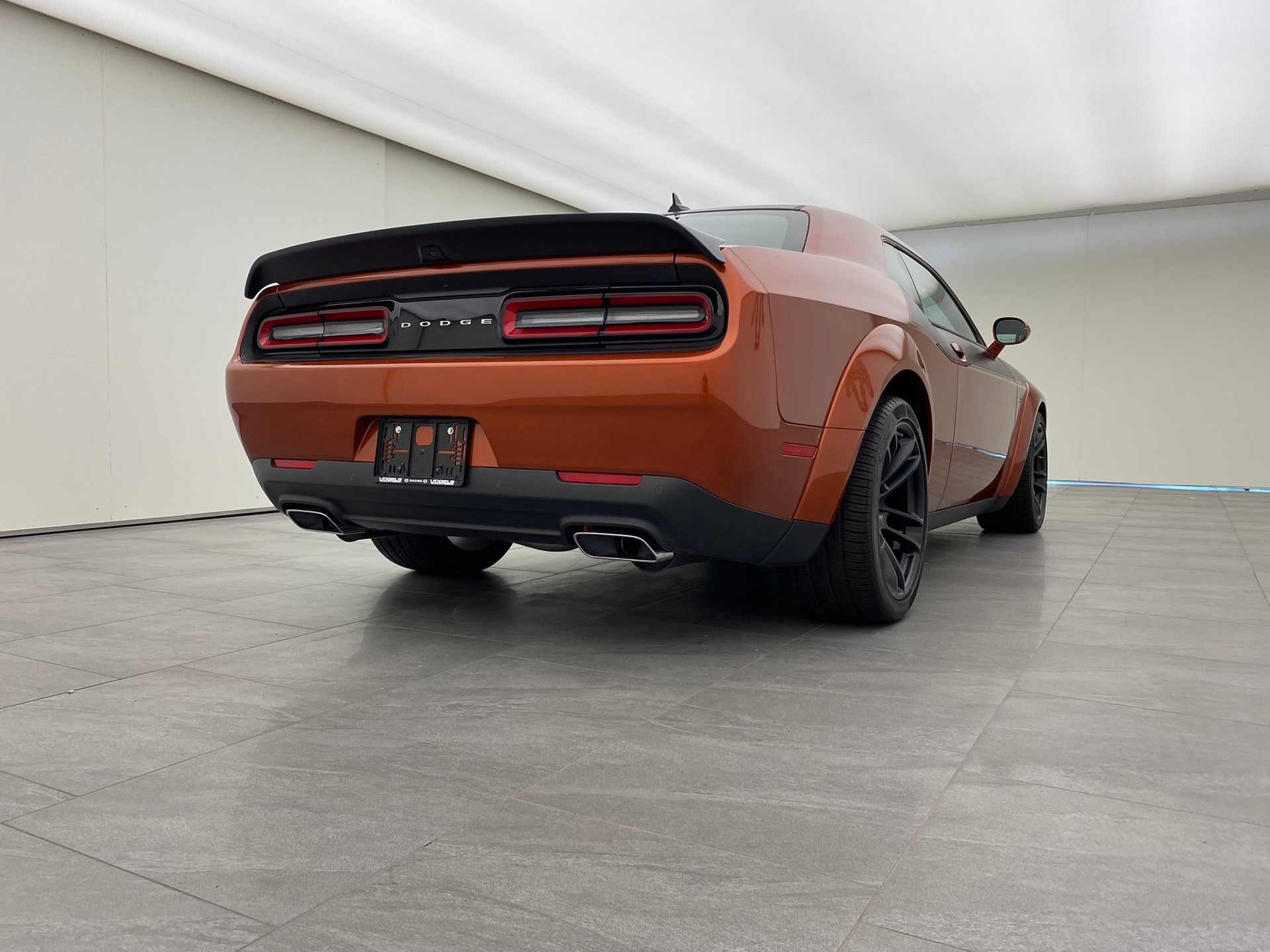 DODGE Challenger T/A 392 WB-showroom-element-3