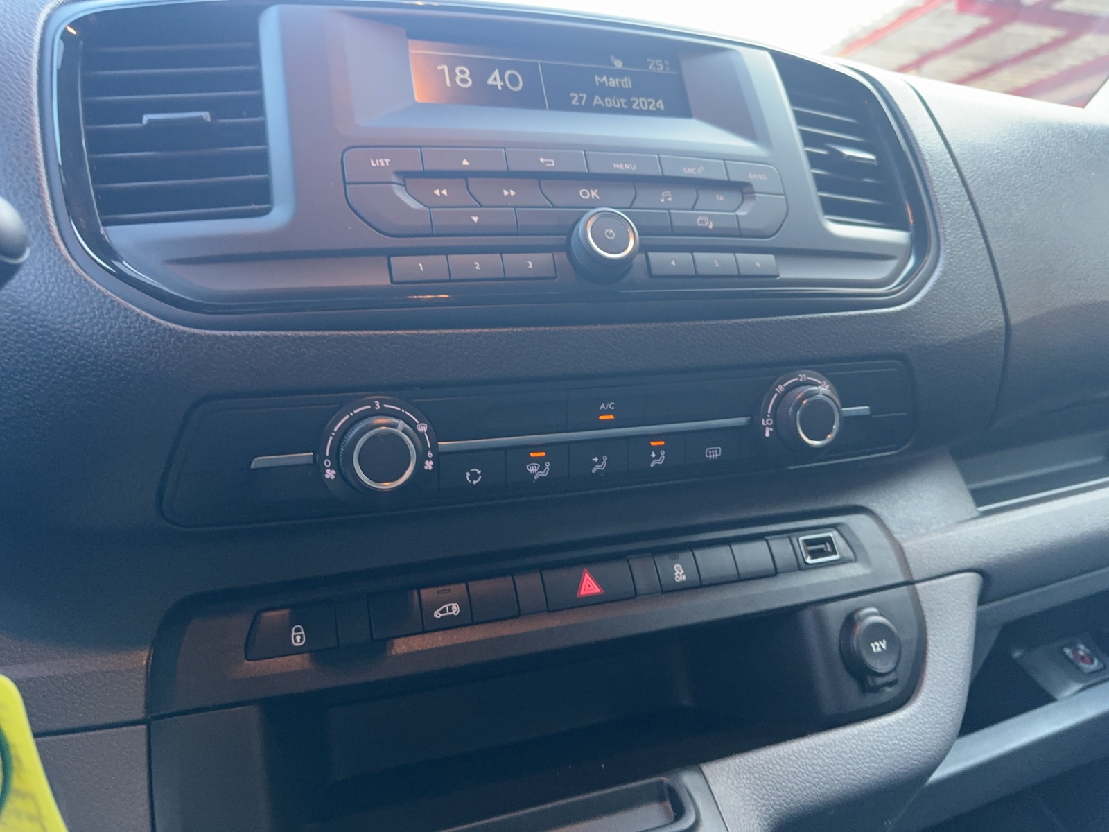 PEUGEOT Expert 50 KWh Premium Standard-image-12