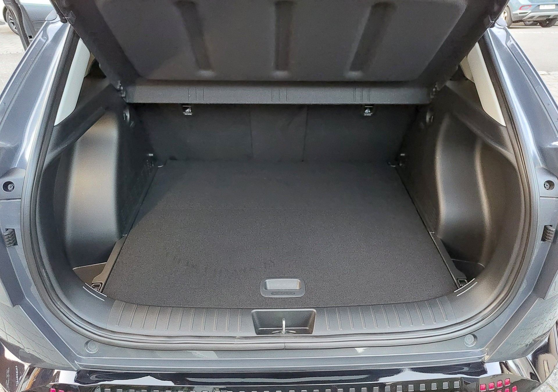 HYUNDAI Kona EV 65.4 kWh Amplia-image-8
