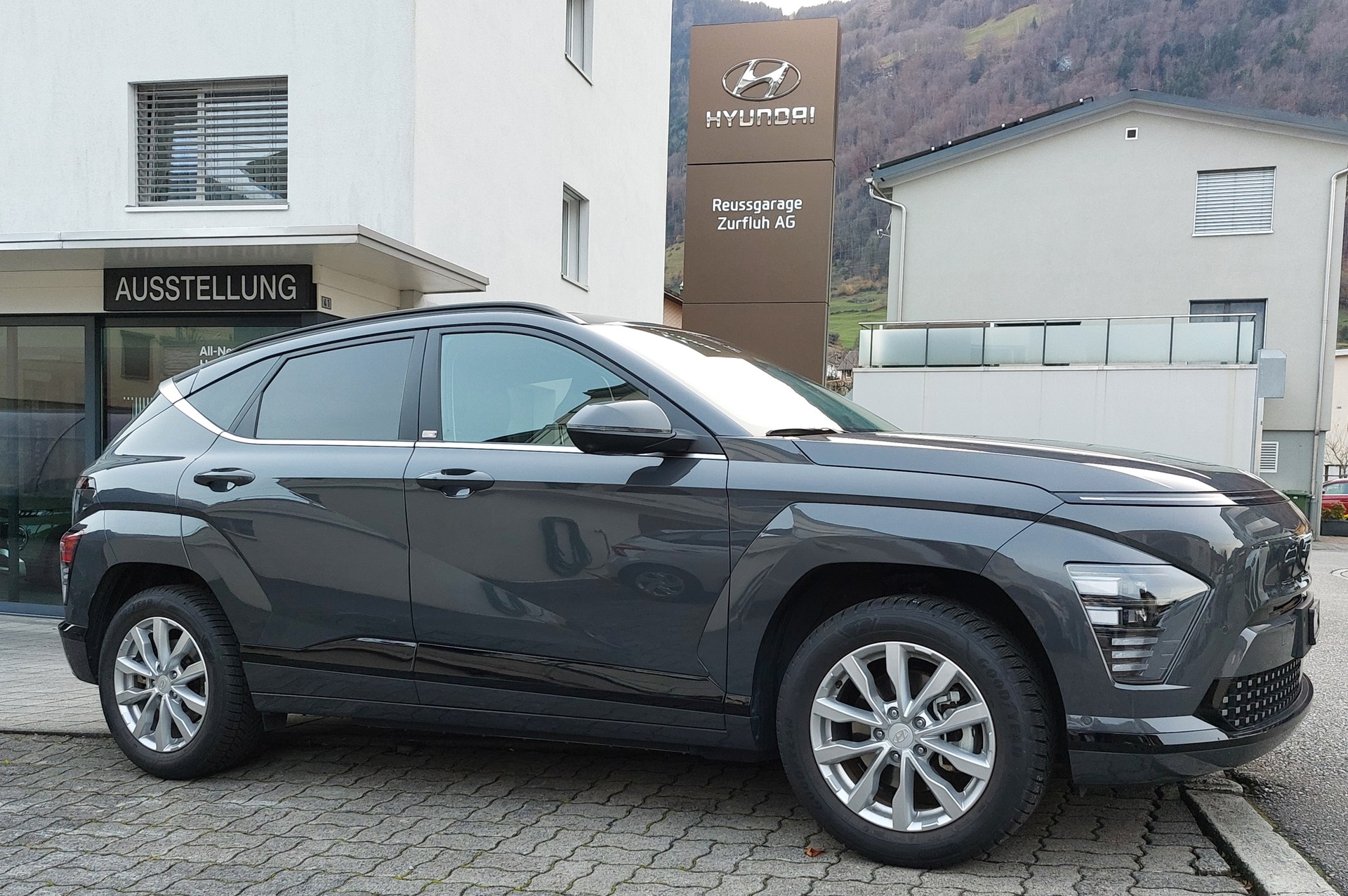 HYUNDAI Kona EV 65.4 kWh Amplia-showroom-element-1
