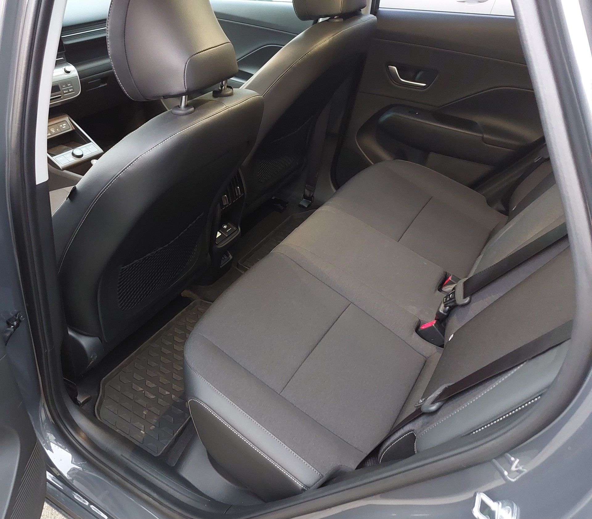 HYUNDAI Kona EV 65.4 kWh Amplia-image-6