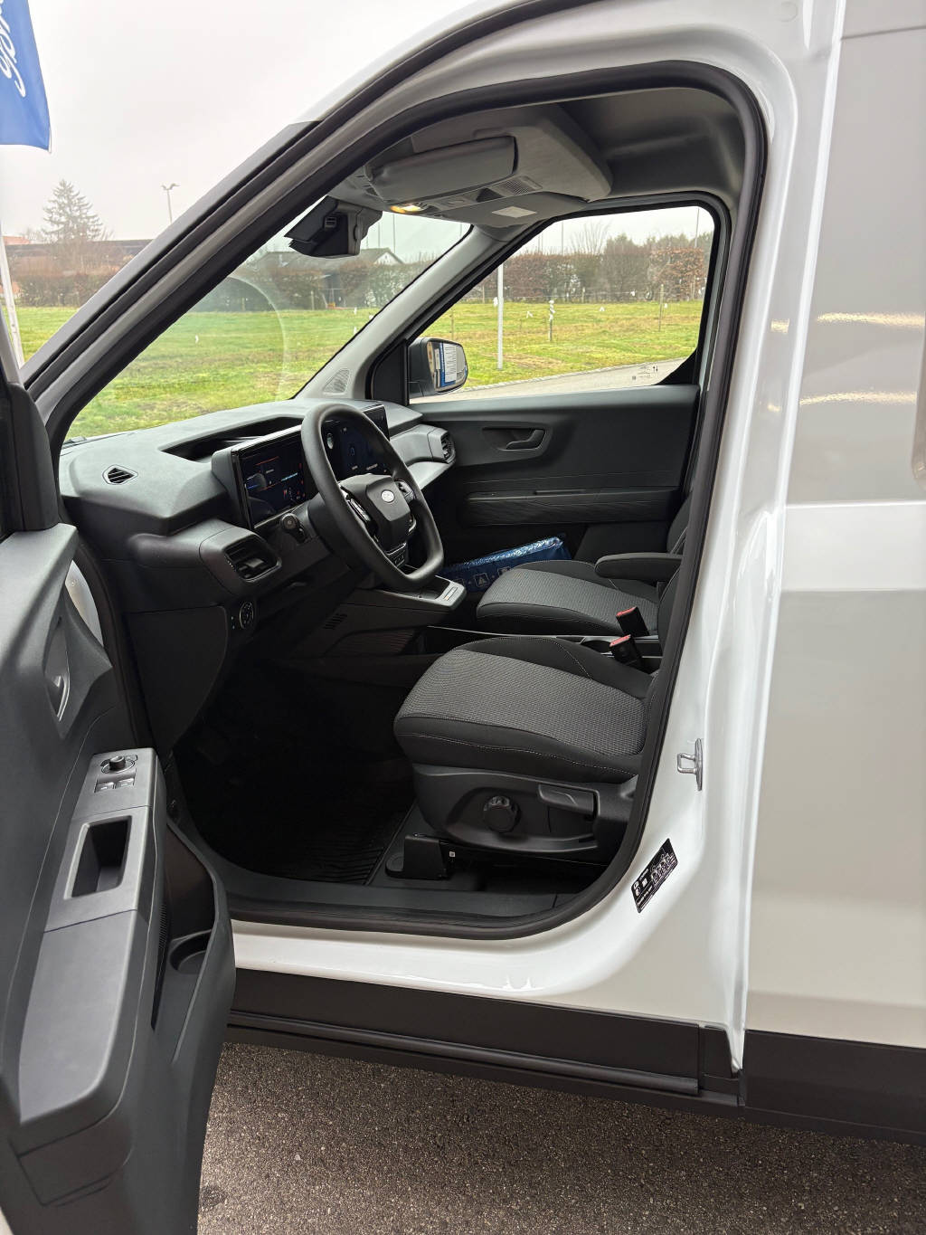 FORD E-Transit Courier Van Trend-image-8